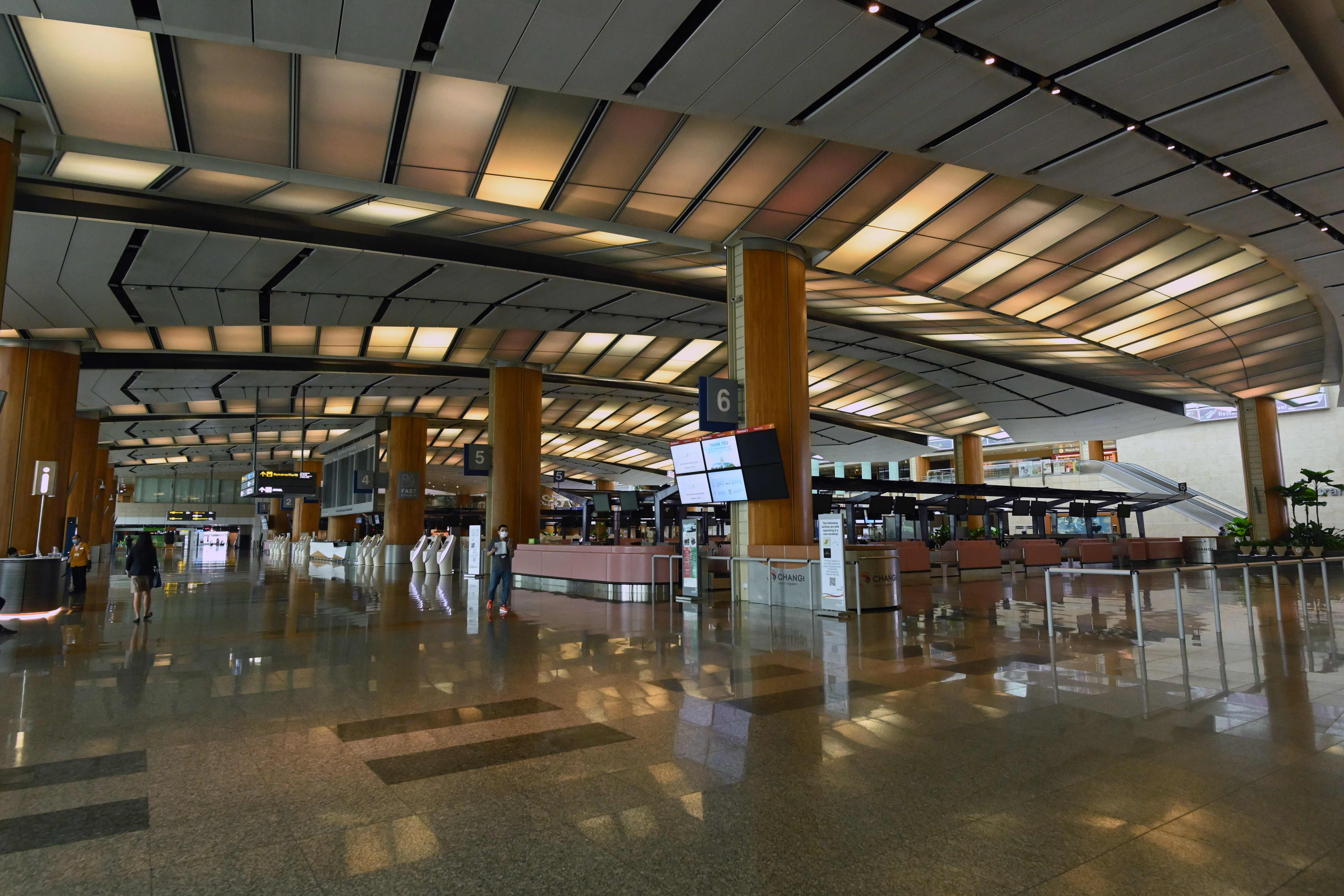 Situasi sepi di Terminal 2 Changi Airport, Singapura, pada 30 April 2020.