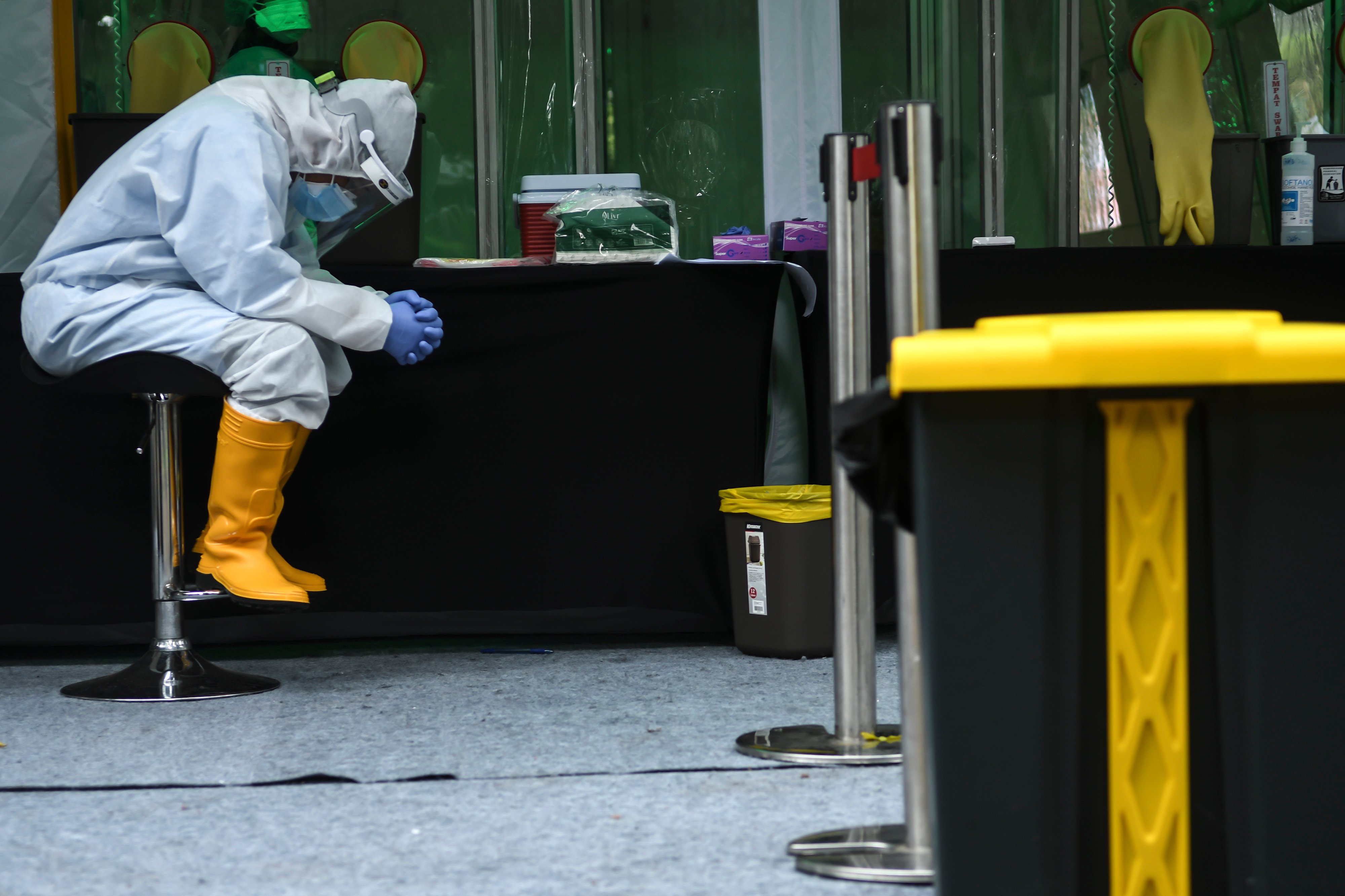 Petugas medis menunggu warga yang akan melakukan test swab Covid-19 di Jakarta, Rabu (20/5)