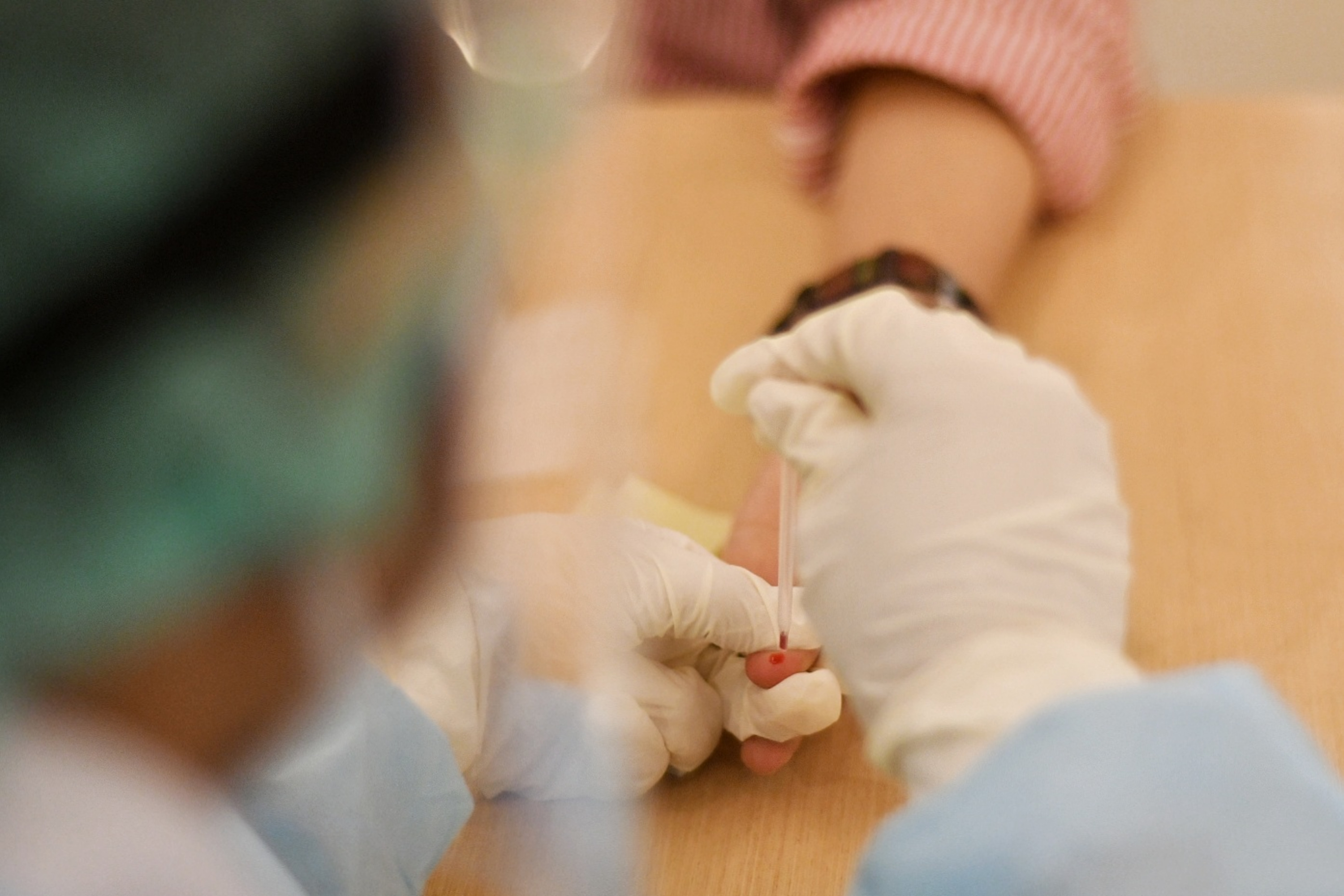  Petugas medis mengamati sampel darah dari pekerja yang mengikuti rapid test covid-19 di Aula Serba Guna Kemenaker Jakarta, Jumat (1/5/2020)