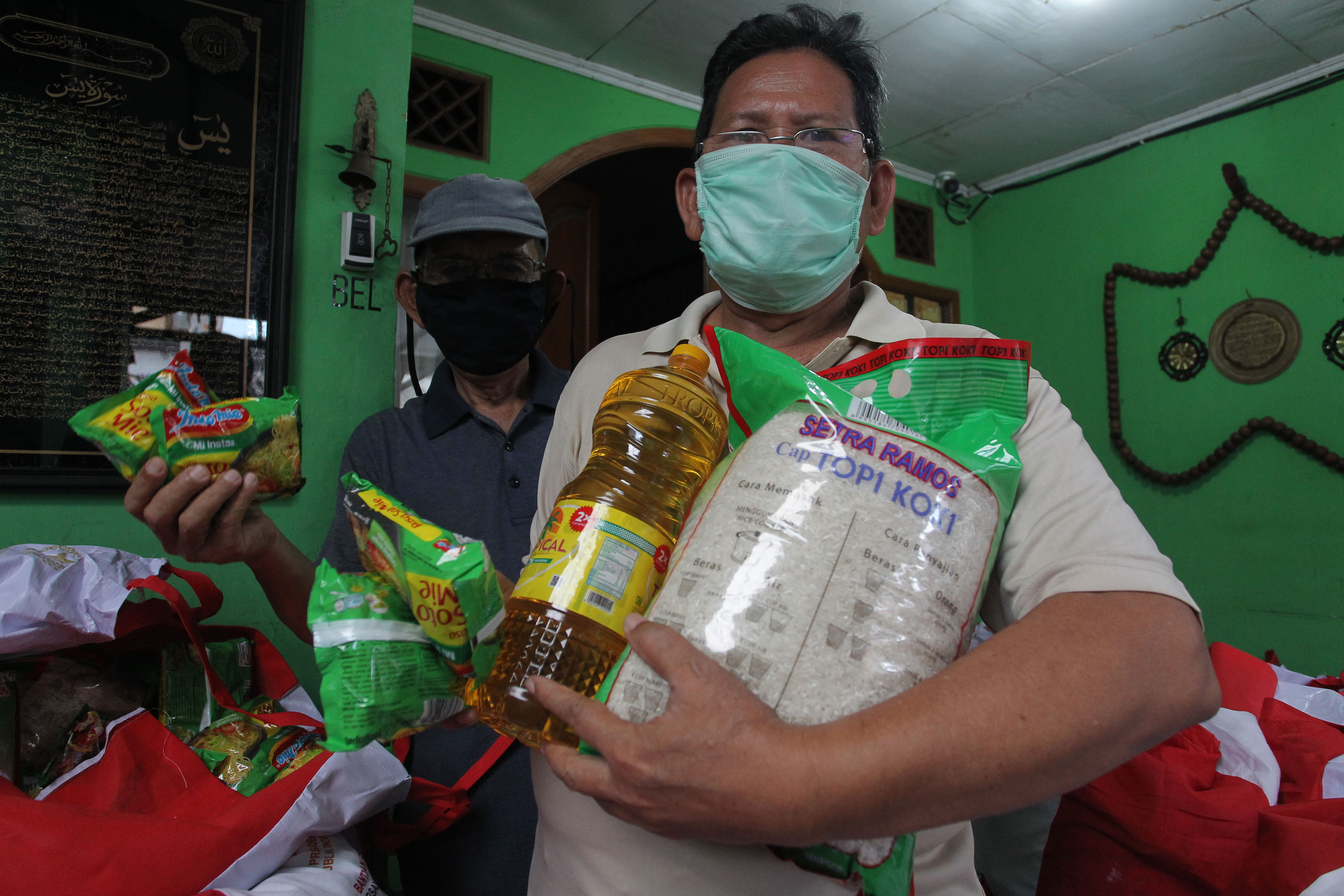 PT Dahana (Persero) kembali membagikan ratusan paket sembako untuk masyarakat yang terdampak pandemi covid-19. 