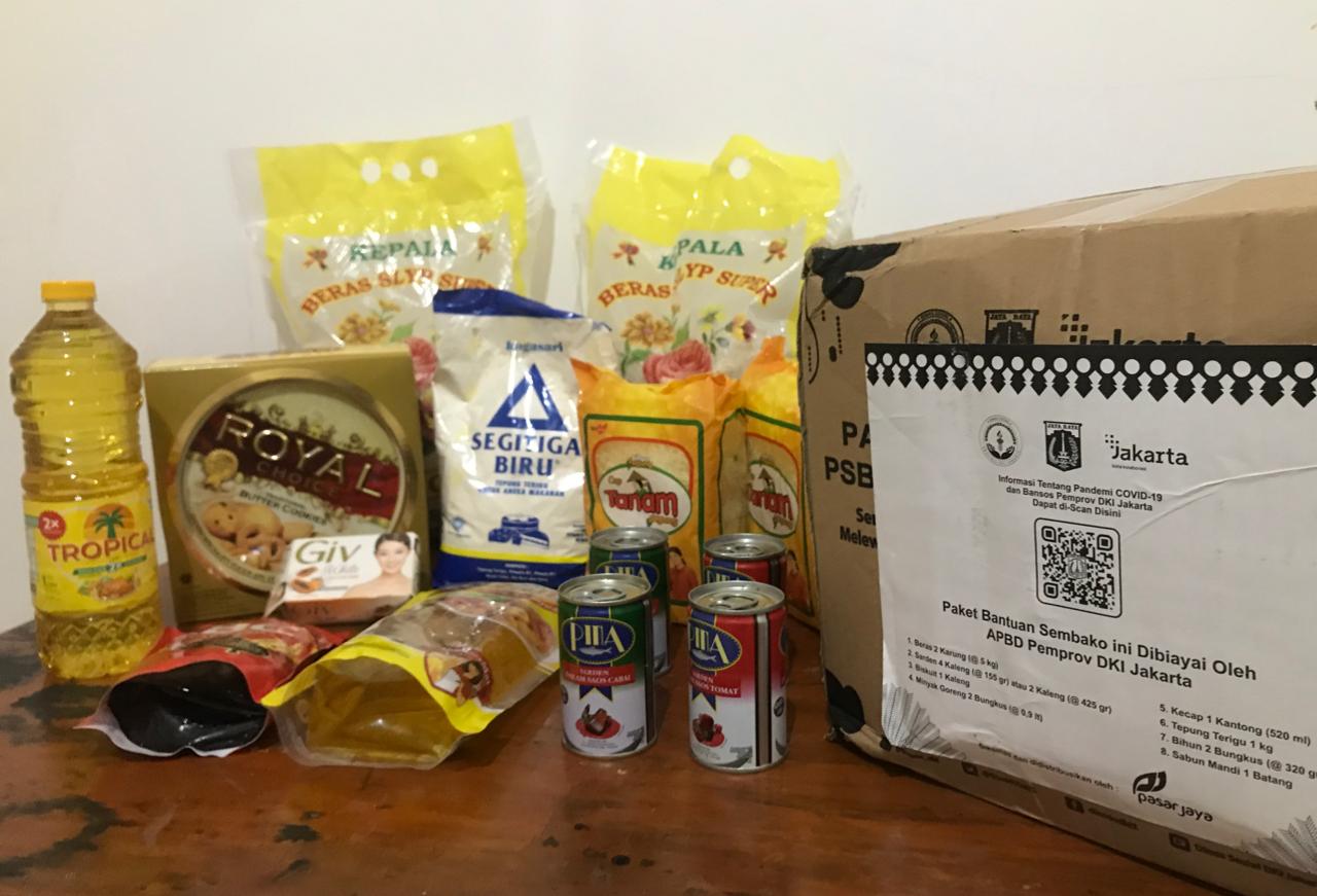 Bantuan sosial Pemprov DKI Jakarta untuk warga terdampak Covid-19 di Jakarta Timur.