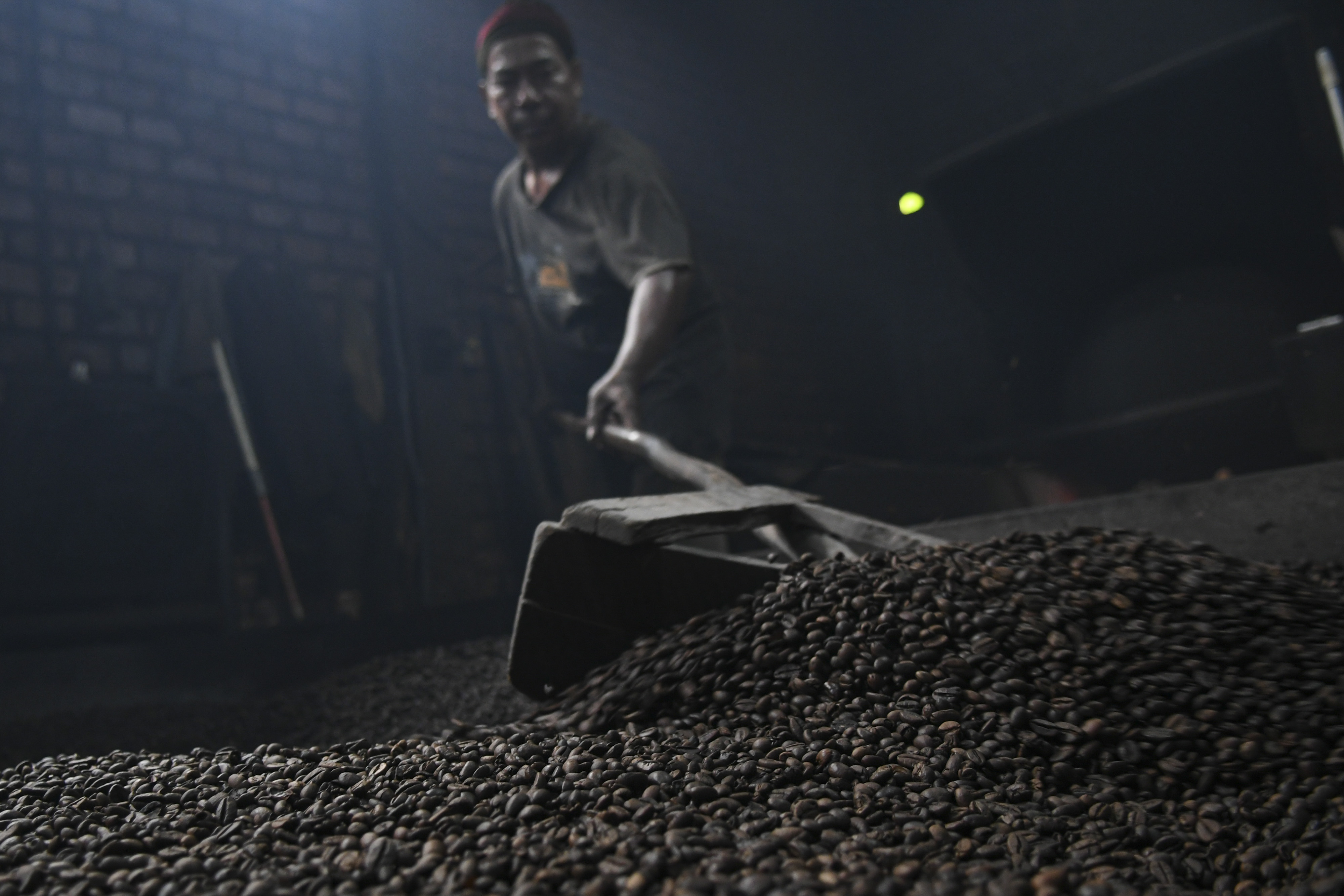 Pekerja menyangrai biji kopi di pabrik penggilingan wilayah Palembang, Sumatera Selatan.