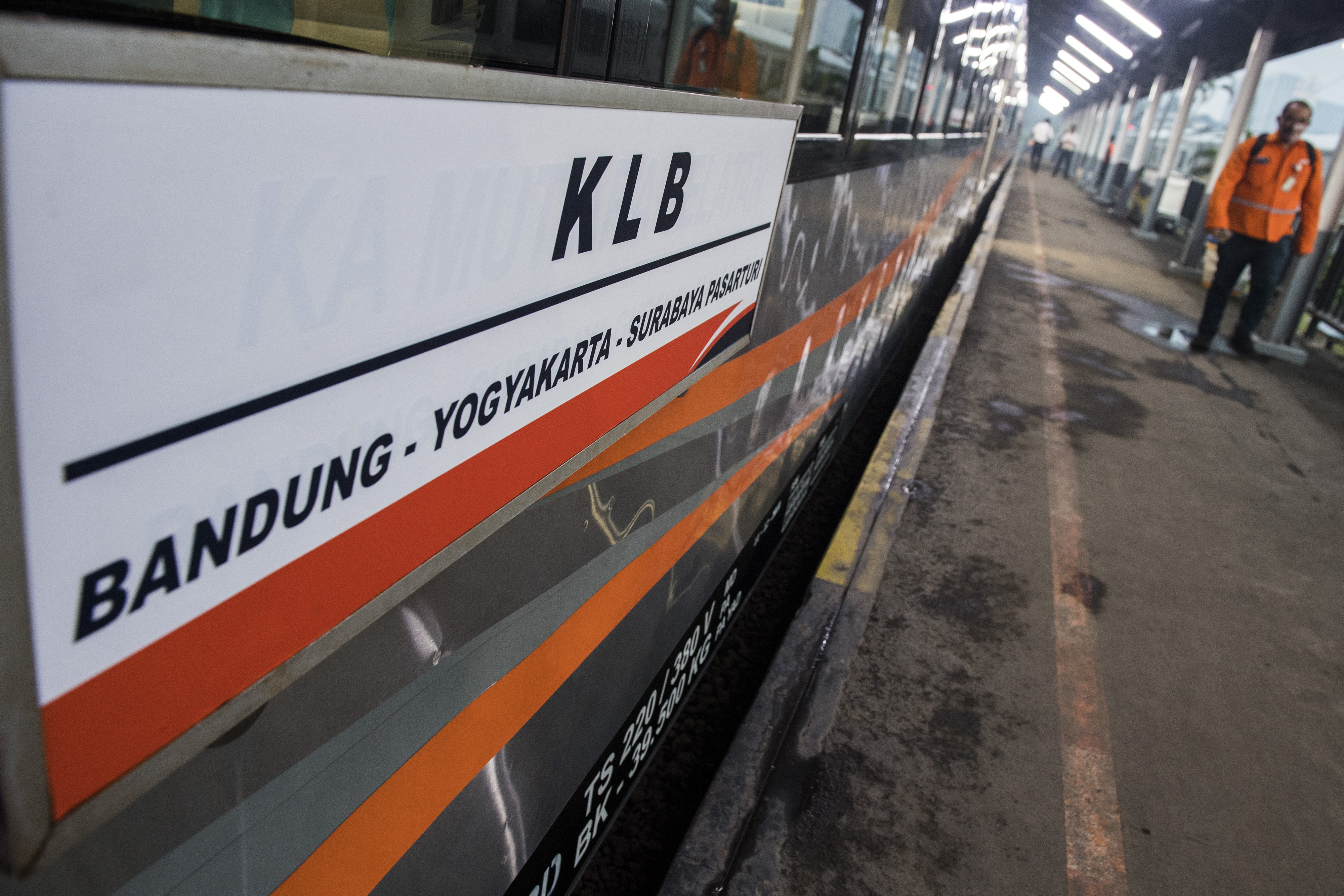 Gerbong Kereta Api Luar Biasa (KLB) jurusan Bandung - Surabaya Pasar Turi di Stasiun Bandung, Jawa Barat. 