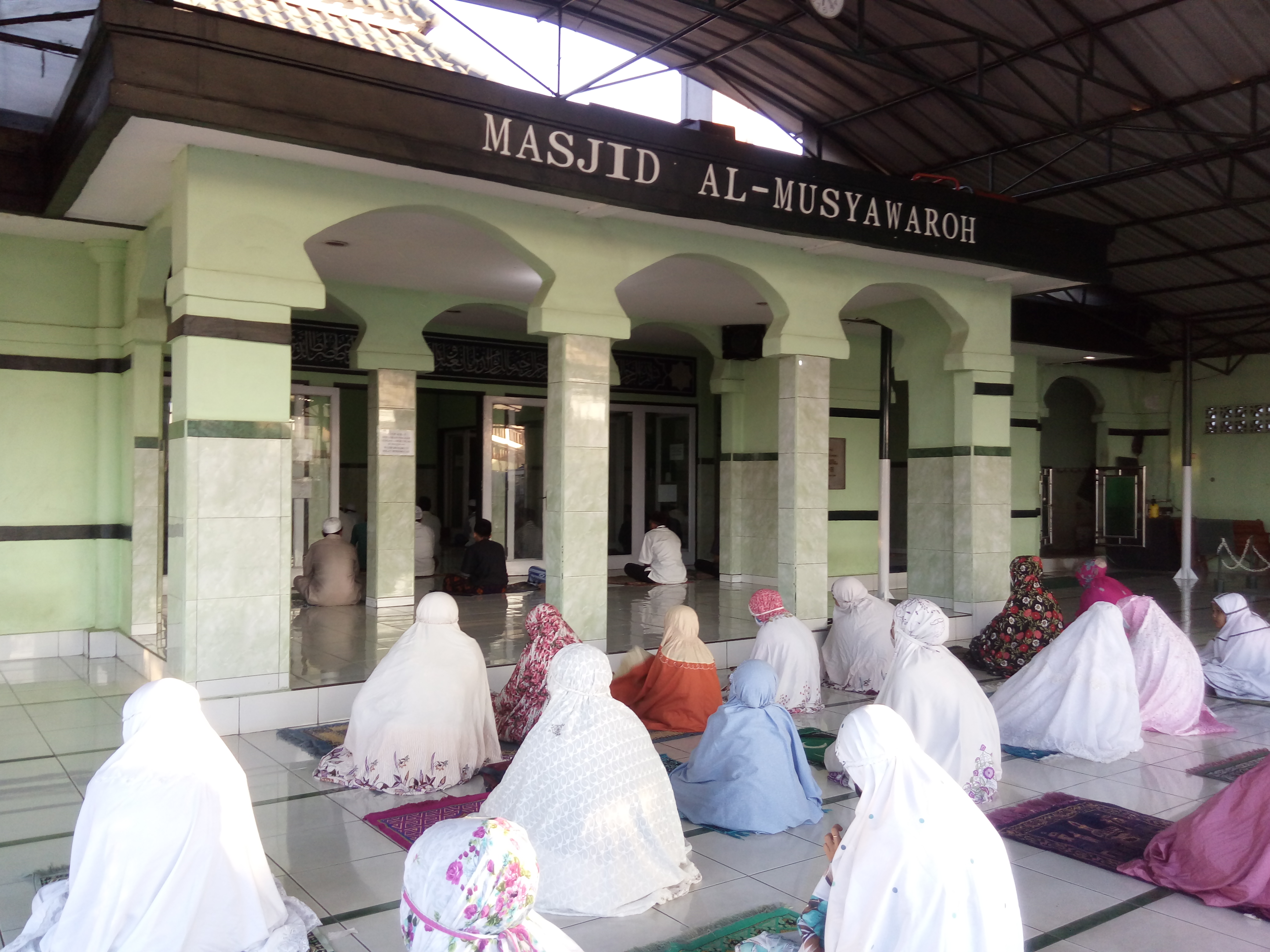 Warga mengikuti Salat Id di Masjid Al Musyawaroh di Cileunyi, Jawa Barat.