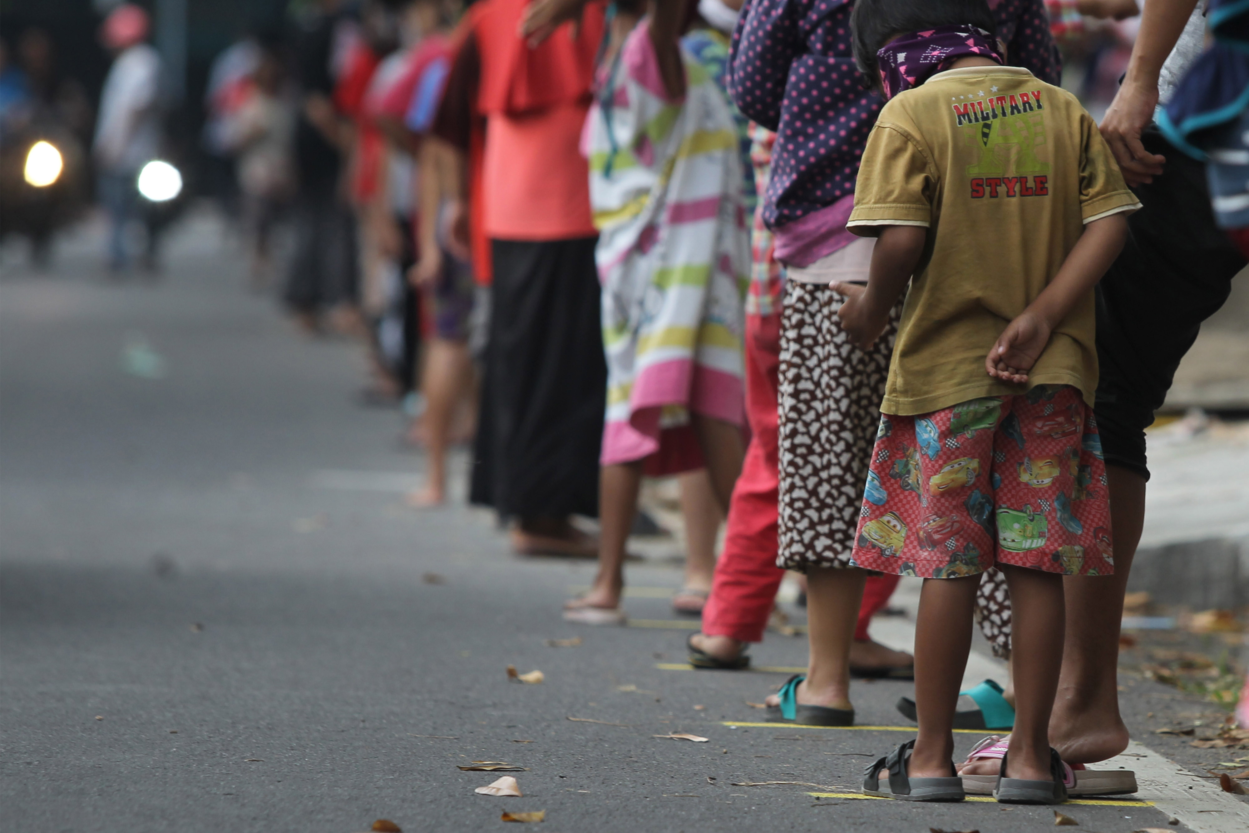 Warga Cempaka Putih Jakarta mematuhi aturan physical distancing saat pembagian takjil