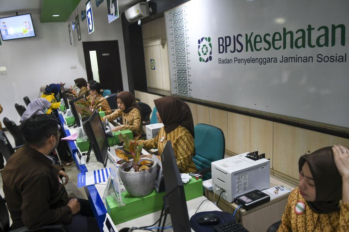 Pegawai melayani warga di kantor Badan Penyelenggara Jaminan Sosial (BPJS) Kesehatan Jakarta Pusat, di kawasan Matraman, Jakarta.