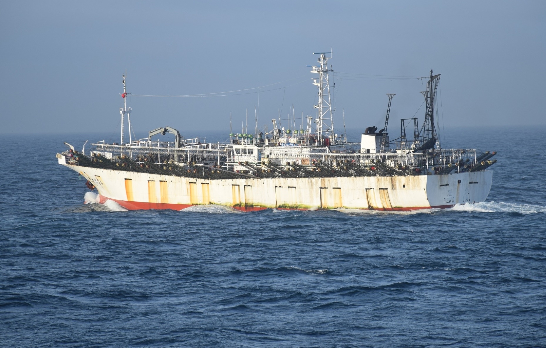 Ilustrasi kapal penangkap ikan berbendera Tiongkok.