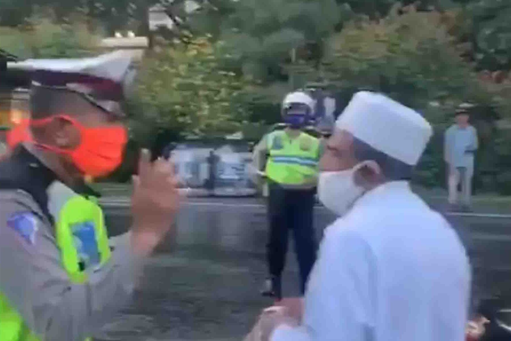 Warga melanggar PSBB bersitegang dengan petugas karena 