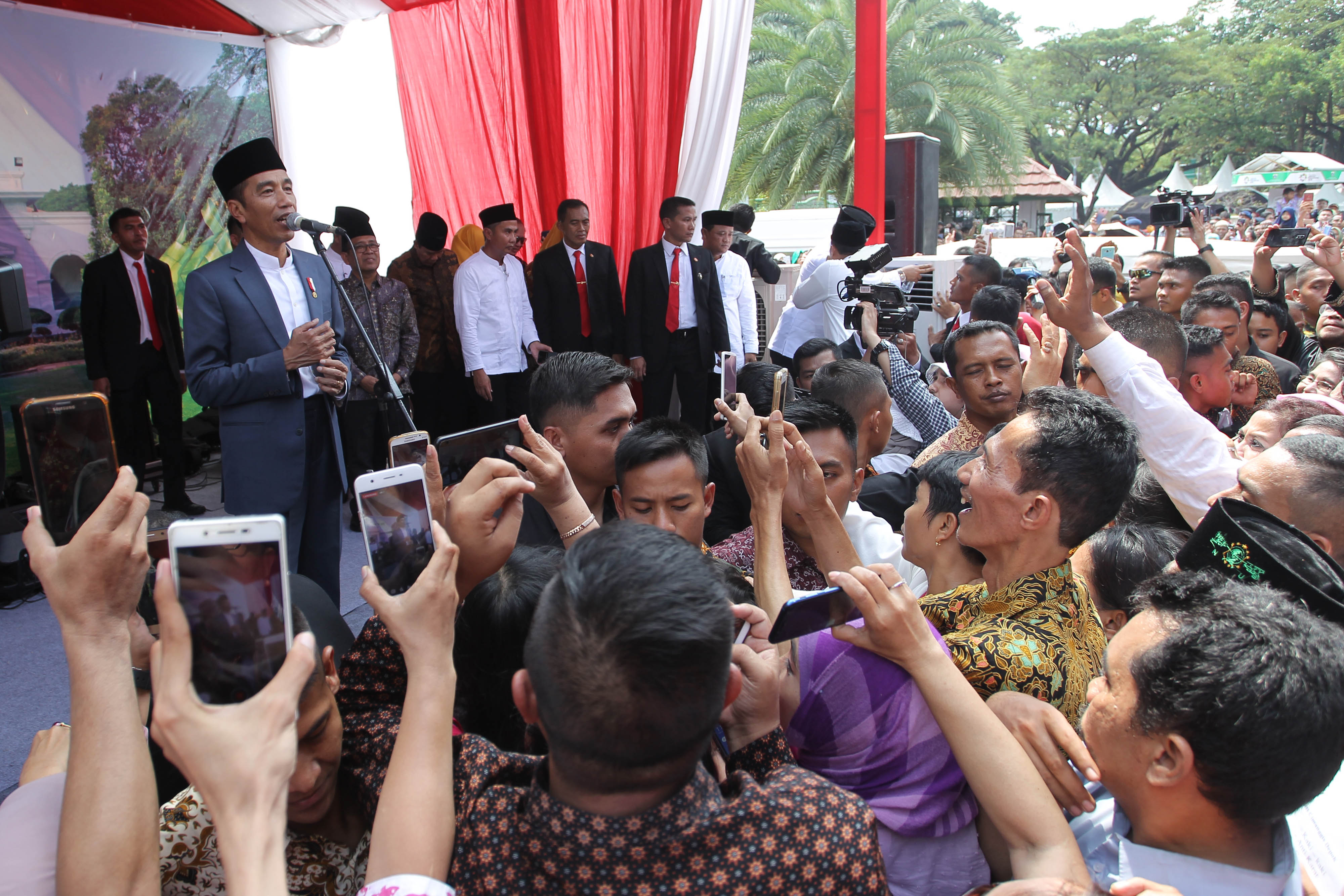Presiden Joko Widodo (Jokowi) menemui warga yang antre open house di Silang Monas Barat Laut, Jakarta, Rabu (5/6/2019).
