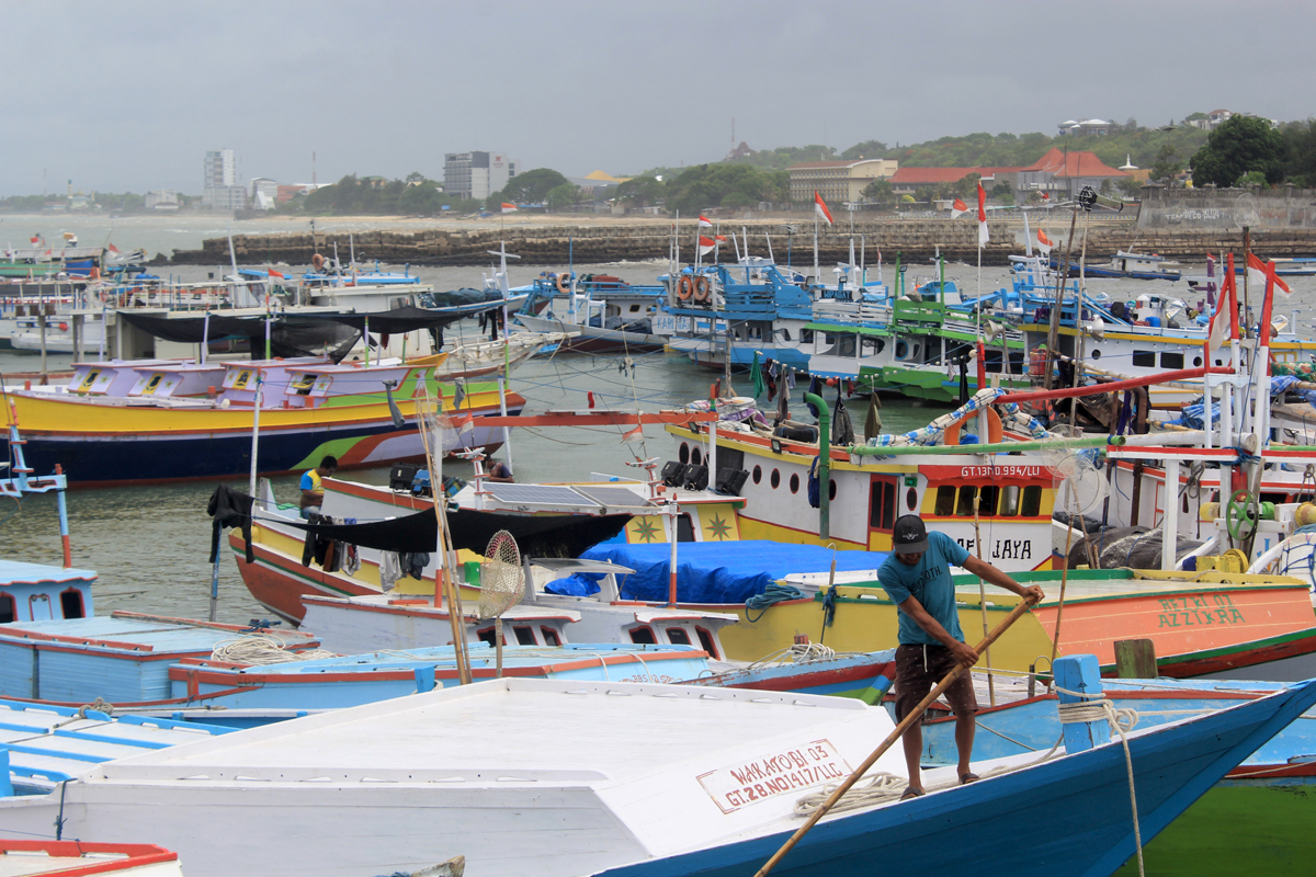 Nelayan diminta mewaspadai cuaca buruk dalam sepekan ke depan, tinggi gelombang bisa mencapai 6 meter di Jateng dan DIY.