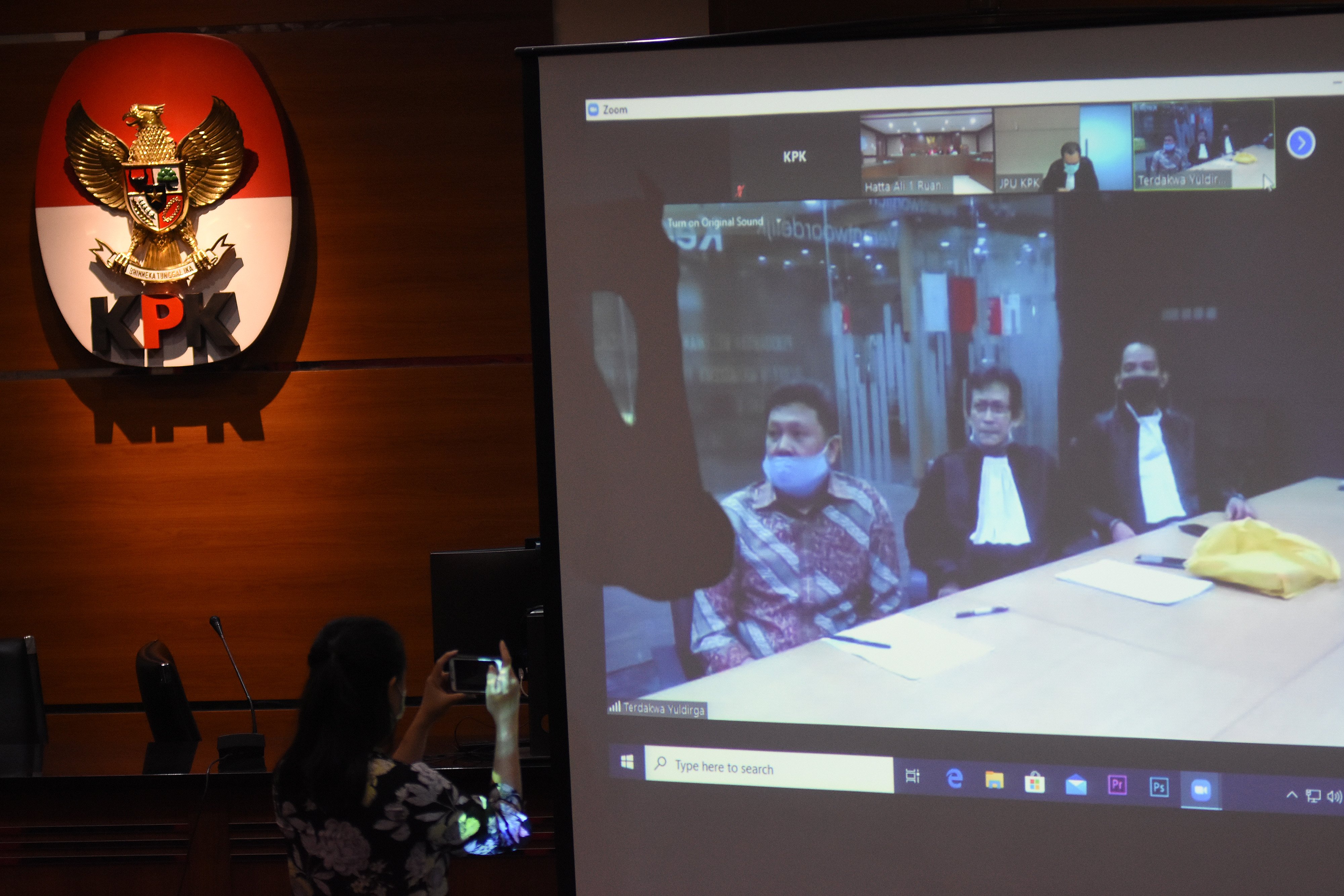 Terdakwa mantan Dirut PTPN III Dolly Parlagutan Pulungan (kedua kiri) mengikuti sidang tuntutan secara virtual.