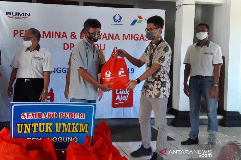 Sales Brand Manager PT Pertamina wilayah Temanggung Wonosobo Muhammad Yoga Prabowo (kanan).