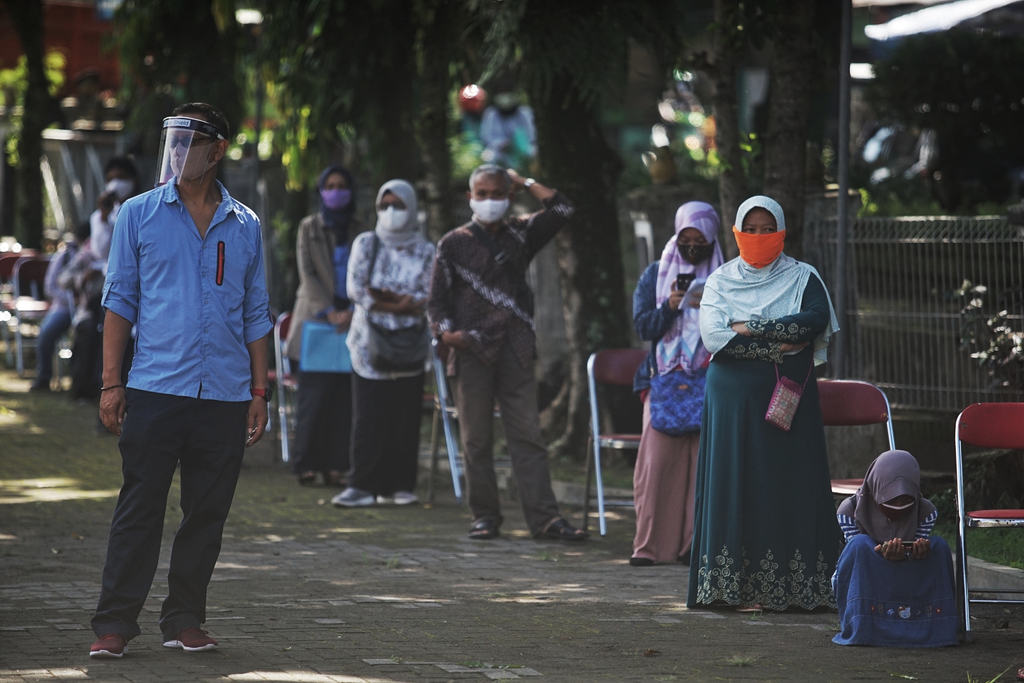 Sejumlah pengunjung Indogrosir mengantre untuk melakukan rapid test covid-19 masal di GOR Pangukan, Sleman,  DIY Selasa (12/5/2020)