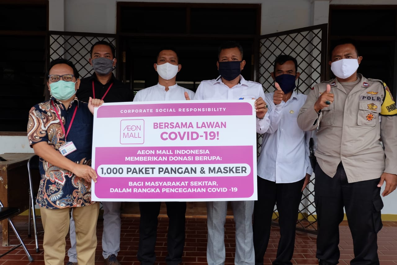 Bantuan sembako bagi warga di sekitar Aeon Mall.