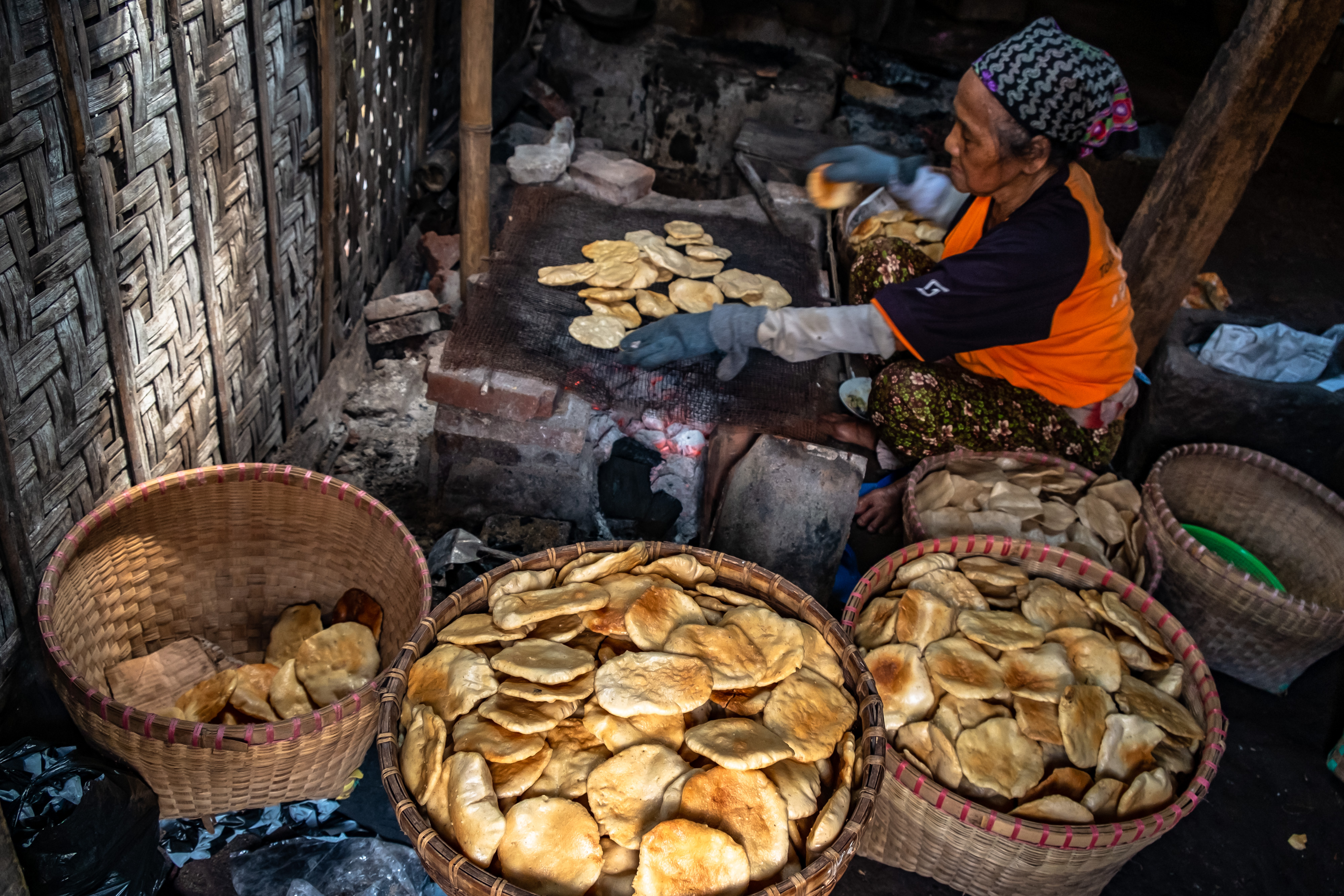 Pekerja memproduksi penganan tradisional opak ketan di sebuah industri rumahan di Kabupaten Semarang, Jawa Tengah, Senin (4/5). 