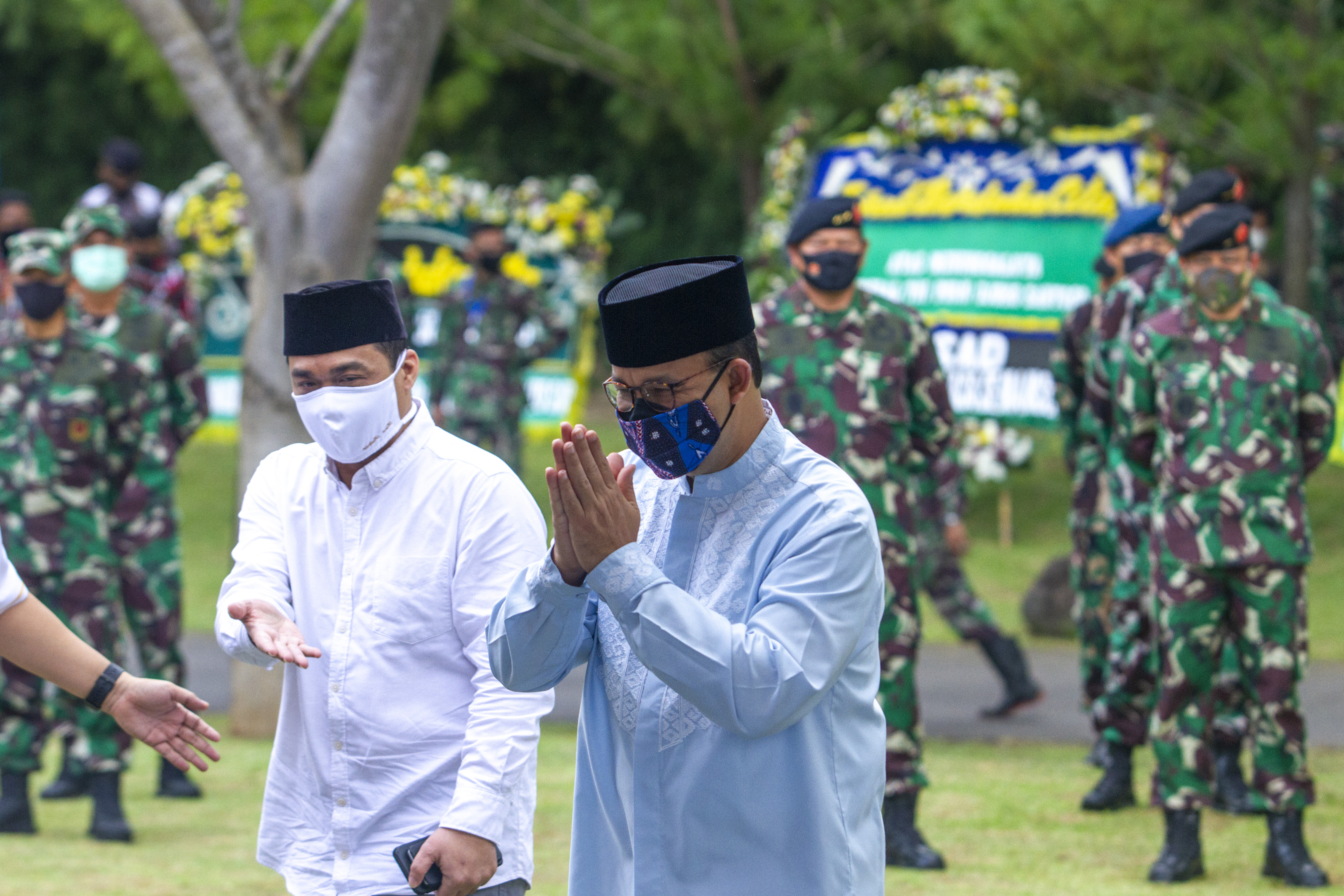 Gubernur DKI Jakarta Anies Baswedan (berbaju koko biru)