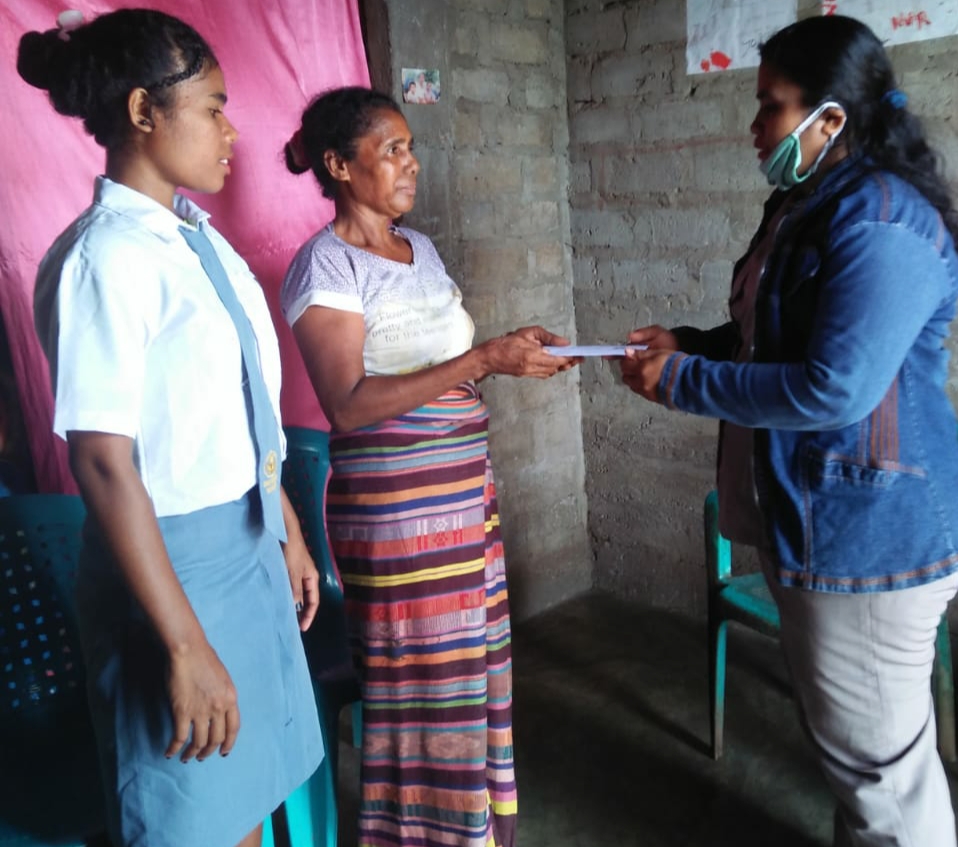 Guru mengantarkan pengumuman UN ke rumah siswa yang sulit signal di Kabupaten Lembata, NTT.