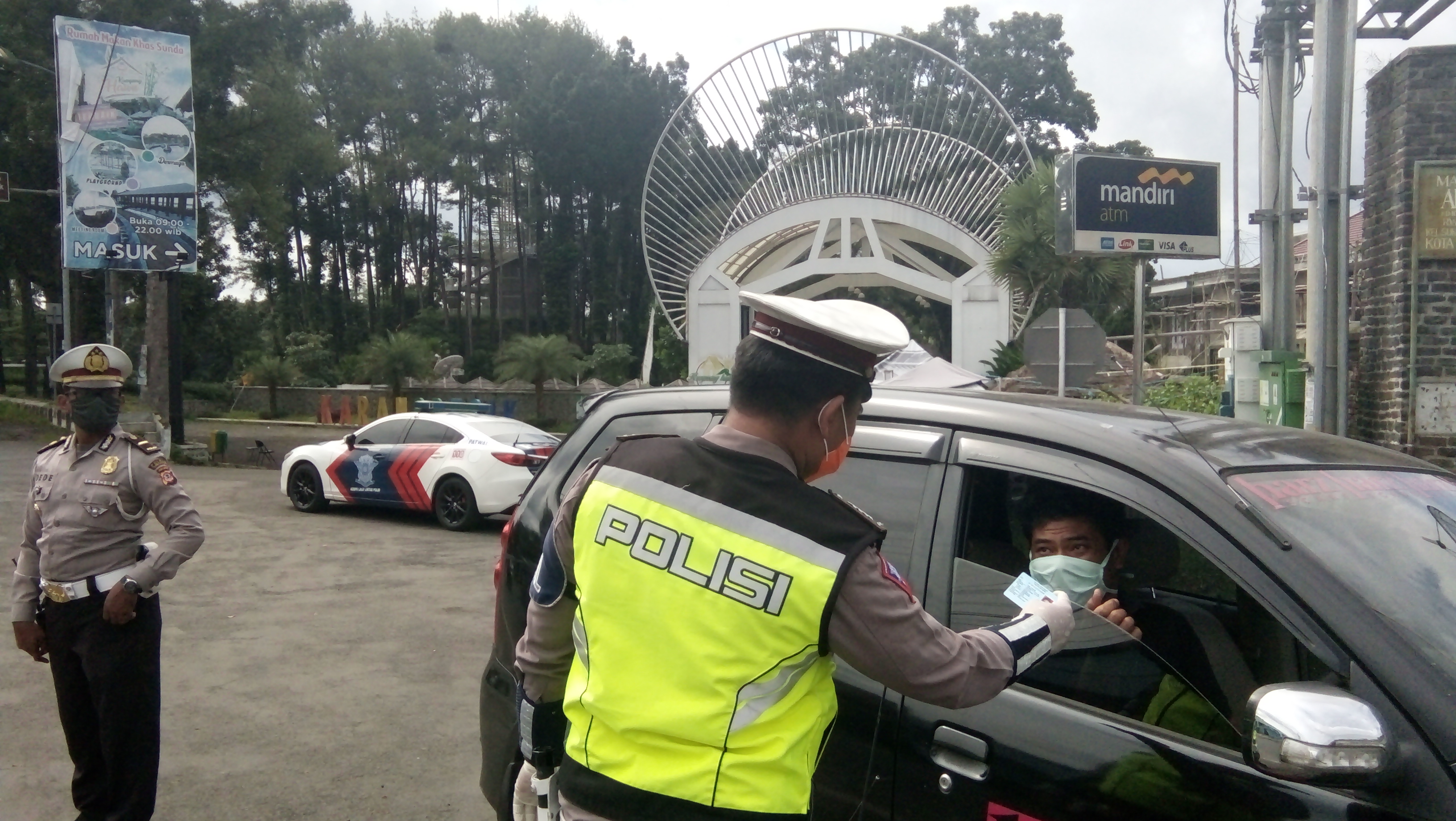 Anggota Polres Tasikmalaya Kota melakukan pemeriksaan KTP di pos Karangresik, perbatasan dengan Ciamis, beberapa waktu lalu.
