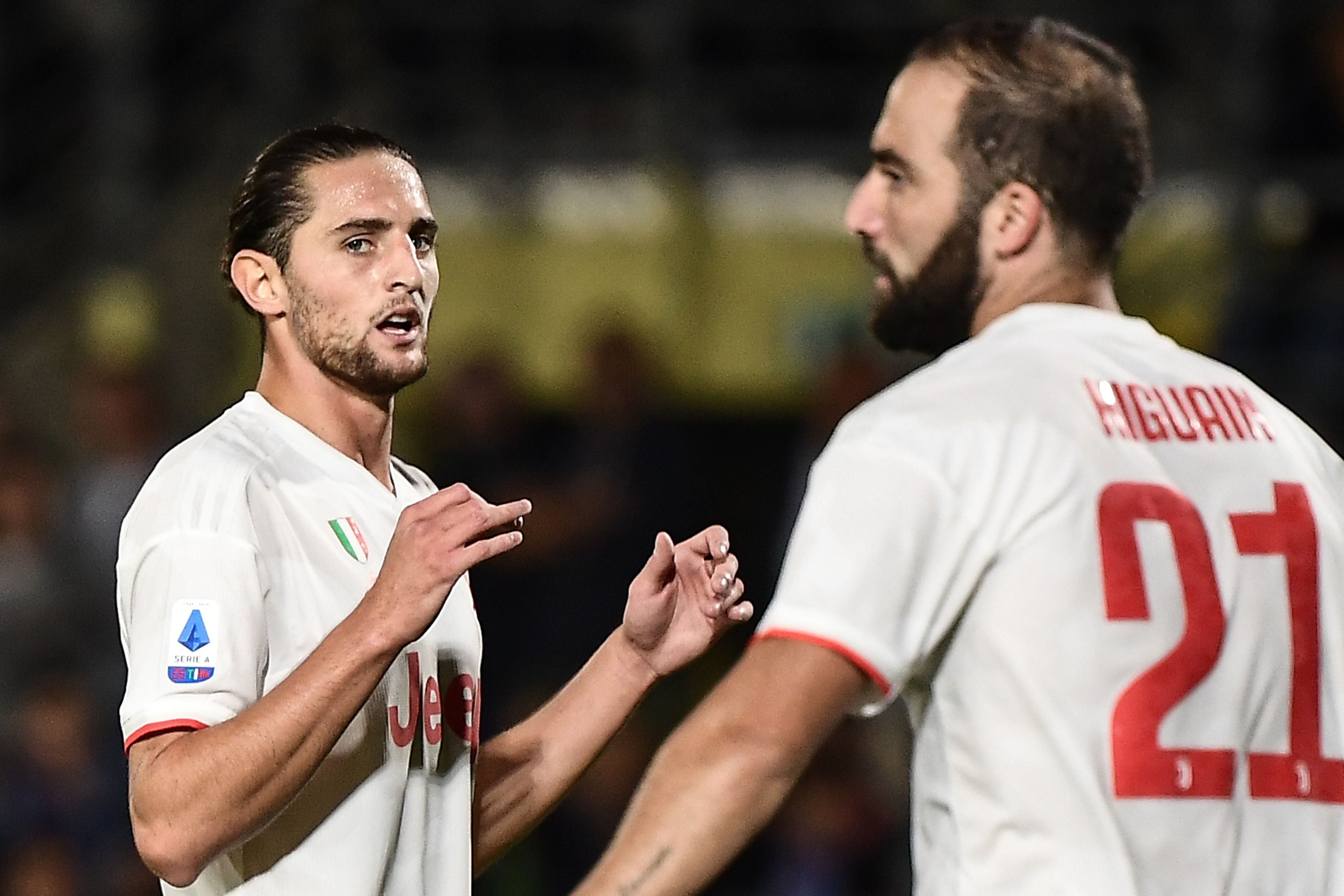Gonzalo Higuain (kanan) dan Adrien Rabiot