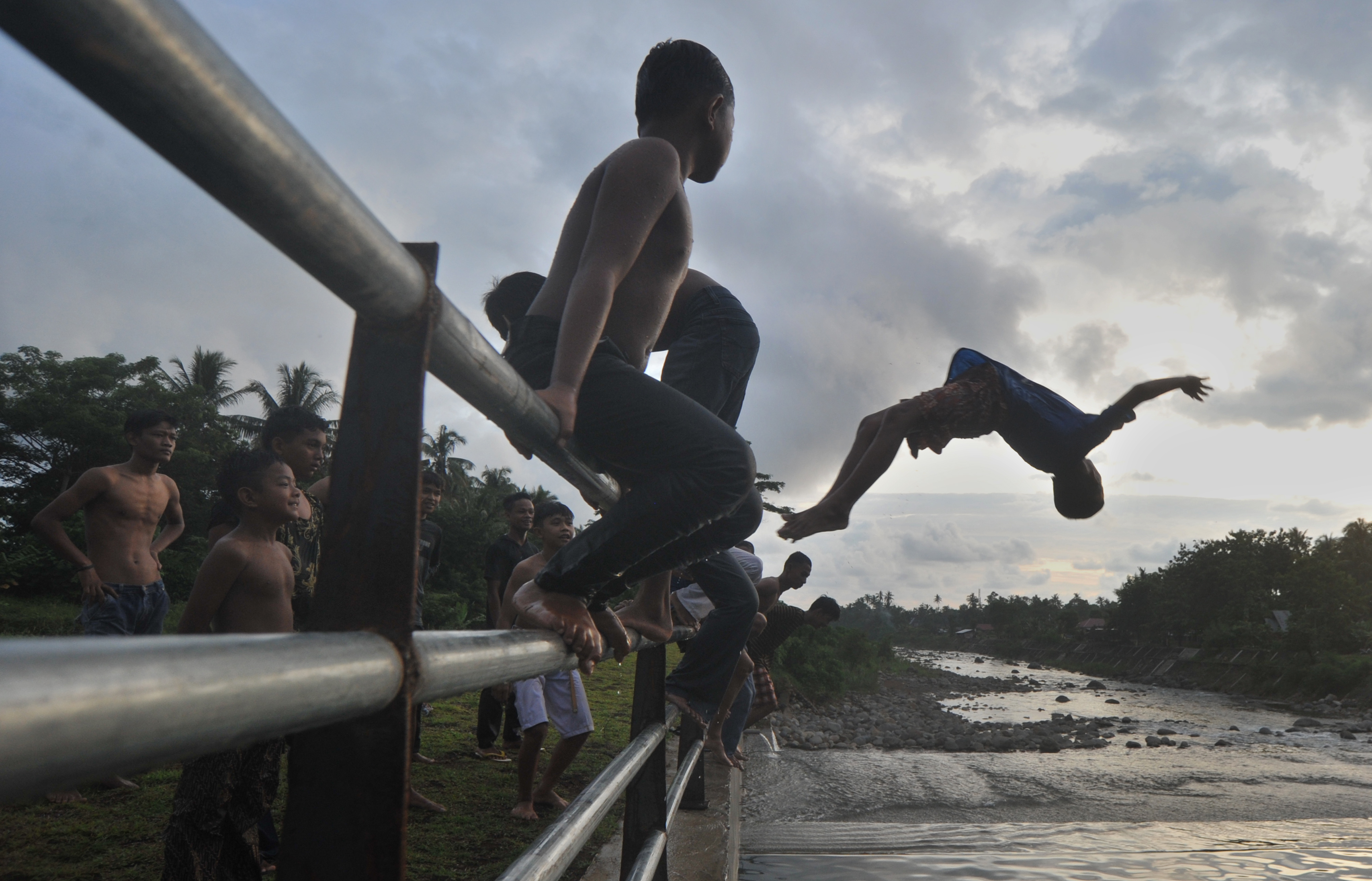 Tradisi mandi Balimau di kawasan Cek Dam Koto Tuo, Padang, Sumatra Barat, Kamis (23/4/2020).