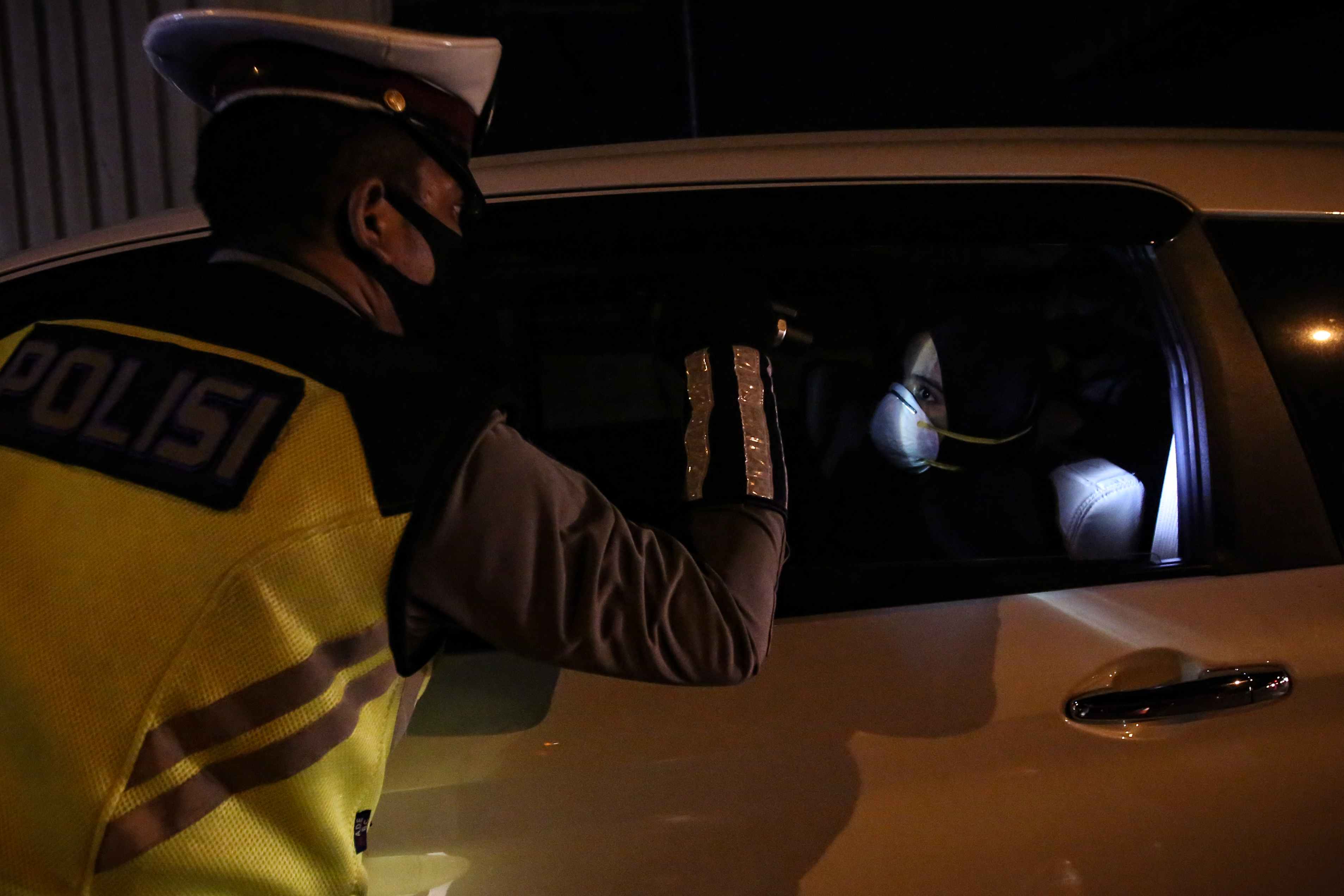Polisi memeriksa penumpang di mobil di Gerbang Tol Cikarang Barat.