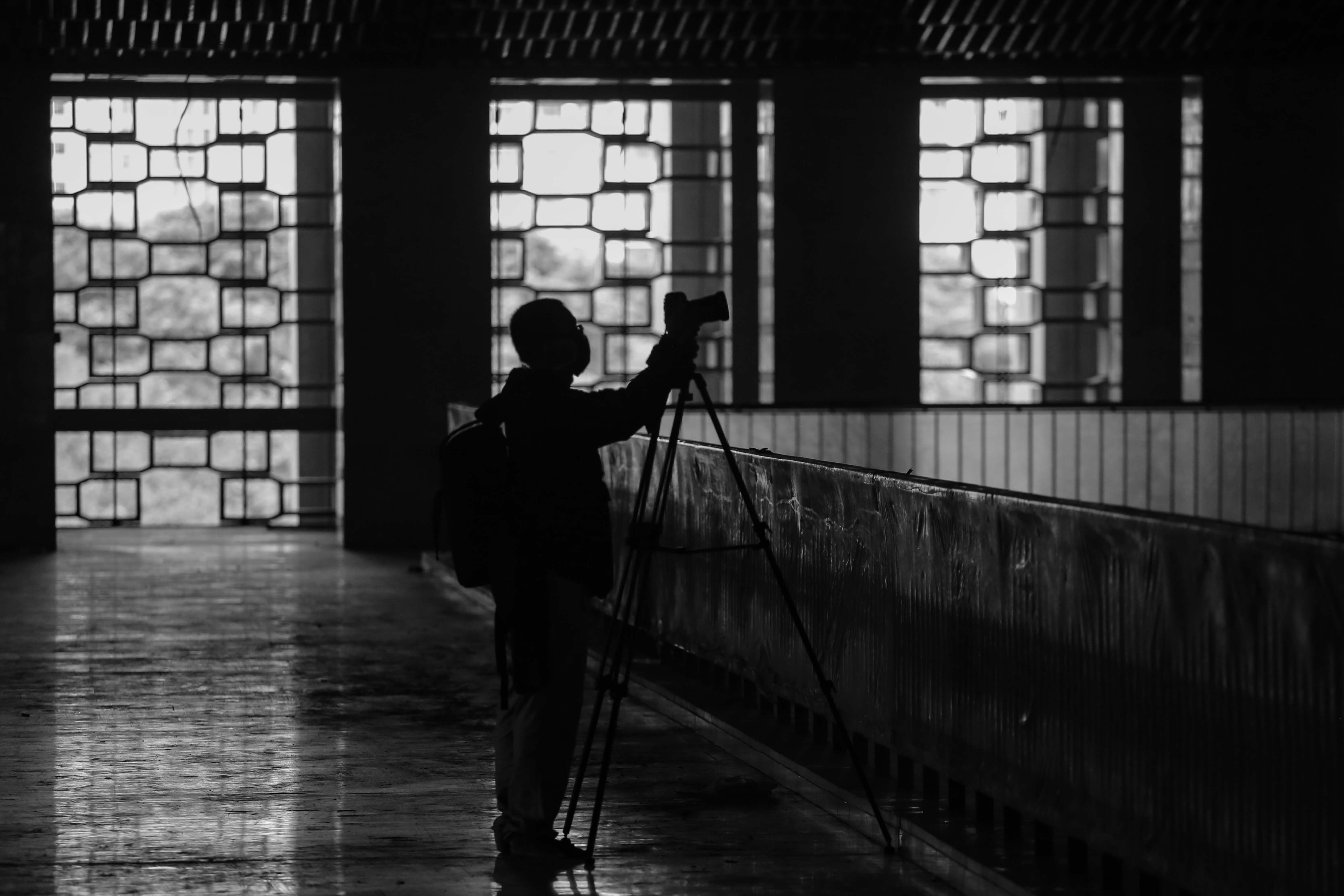 Videografer mengambil gambar suasana sepi dari kegiatan ibadah di Masjid Istiqlal, Jakarta.