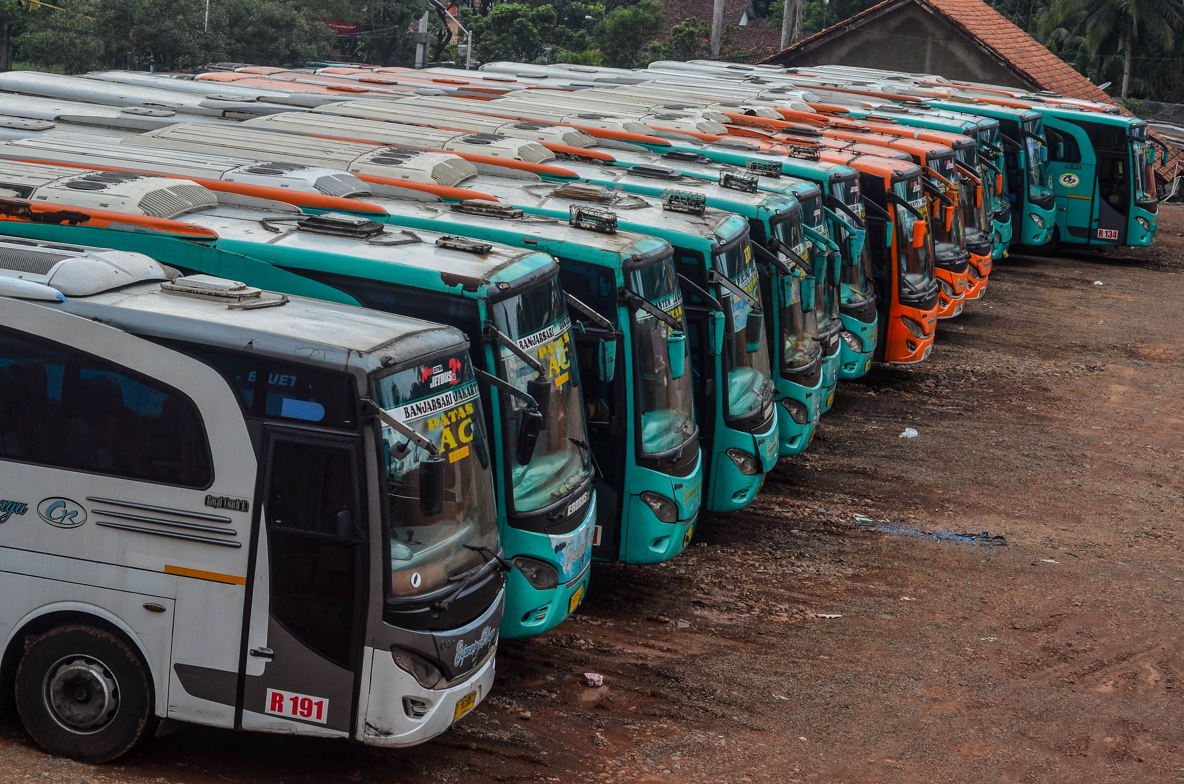 Sejumlah bus Antarkota Antarprovinsi (AKAP) milik perusahaan otobus (PO) Gapuraning Rahayu terparkir di pool Kampung Pamalayan, Jawa Barat.