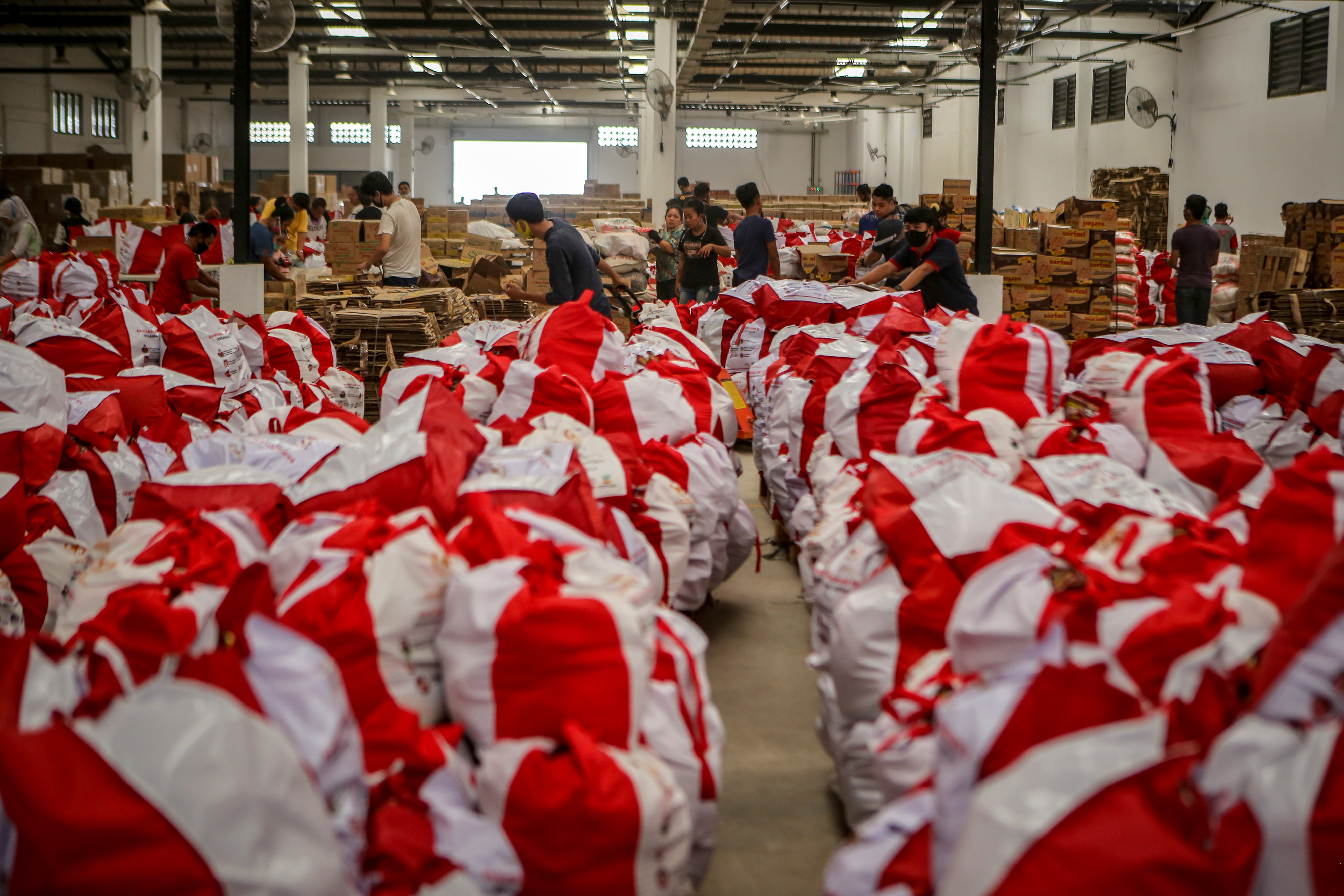  Pekerja menyusun bantuan paket sembako dari Presiden di Goodang.com, Neglasari, Kota Tangerang, (9/5)