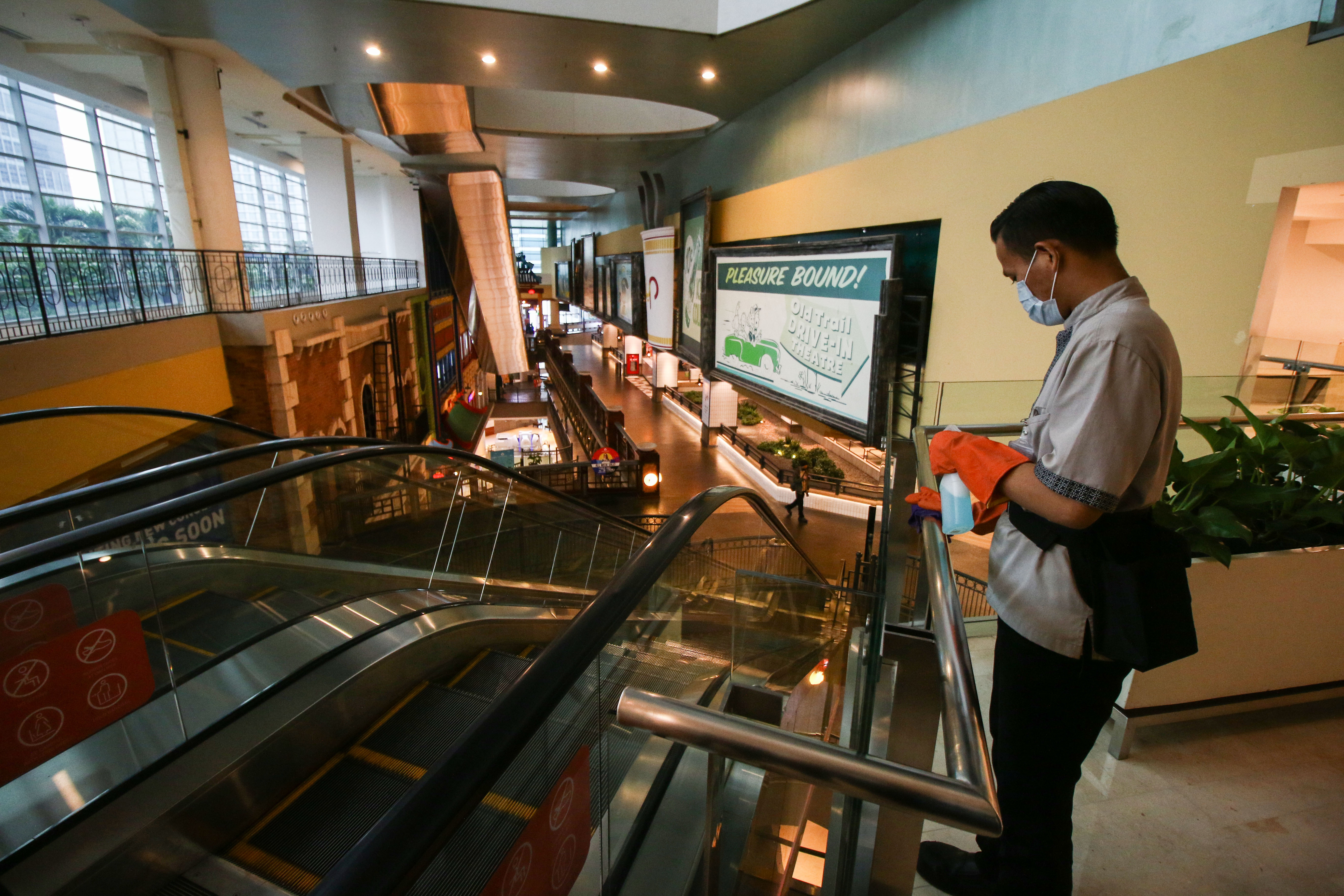 Pekerja membersihkan salah satu area pusat perbelanjaan di Grand Indonesia, Jakarta.