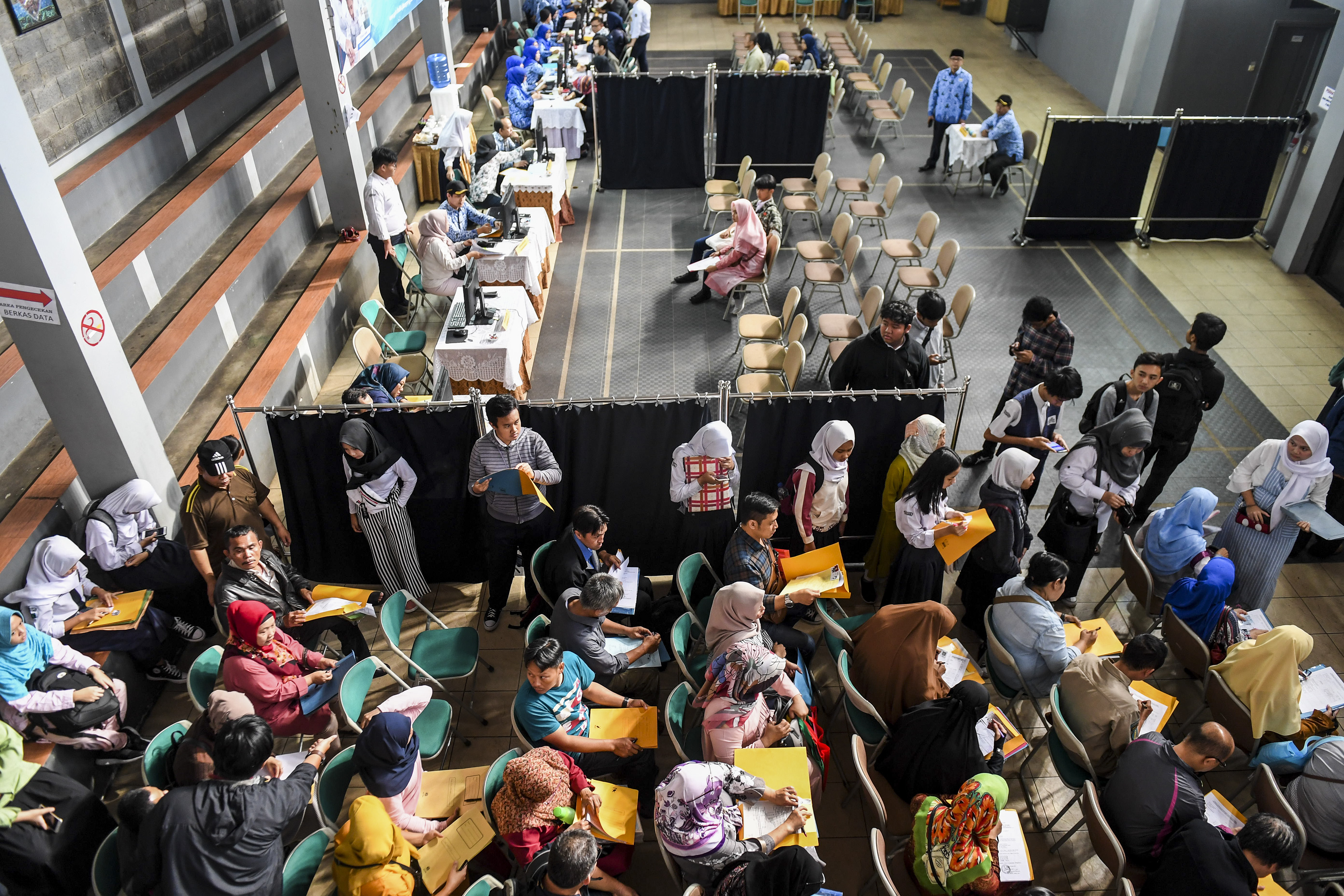 Orangtua dan calon siswa mengantre saat Penerimaan Peserta Didik Baru (PPDB) 2019.