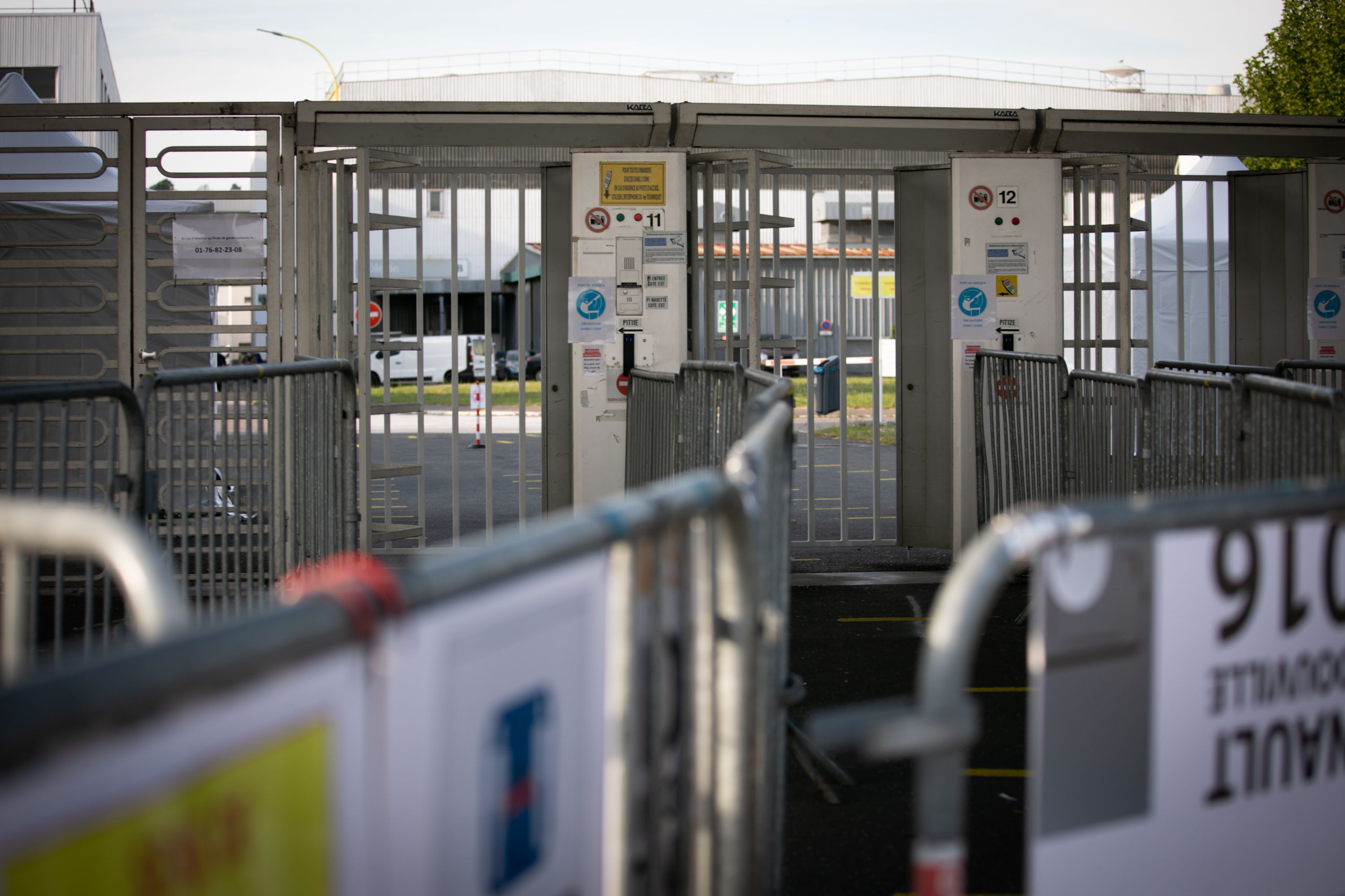 Gerbang pabrik mobil Renault di Sandouville, Prancis tertutup setelah pengadilan memerintahkan operasi di pabrik itu dihentikan kembali.