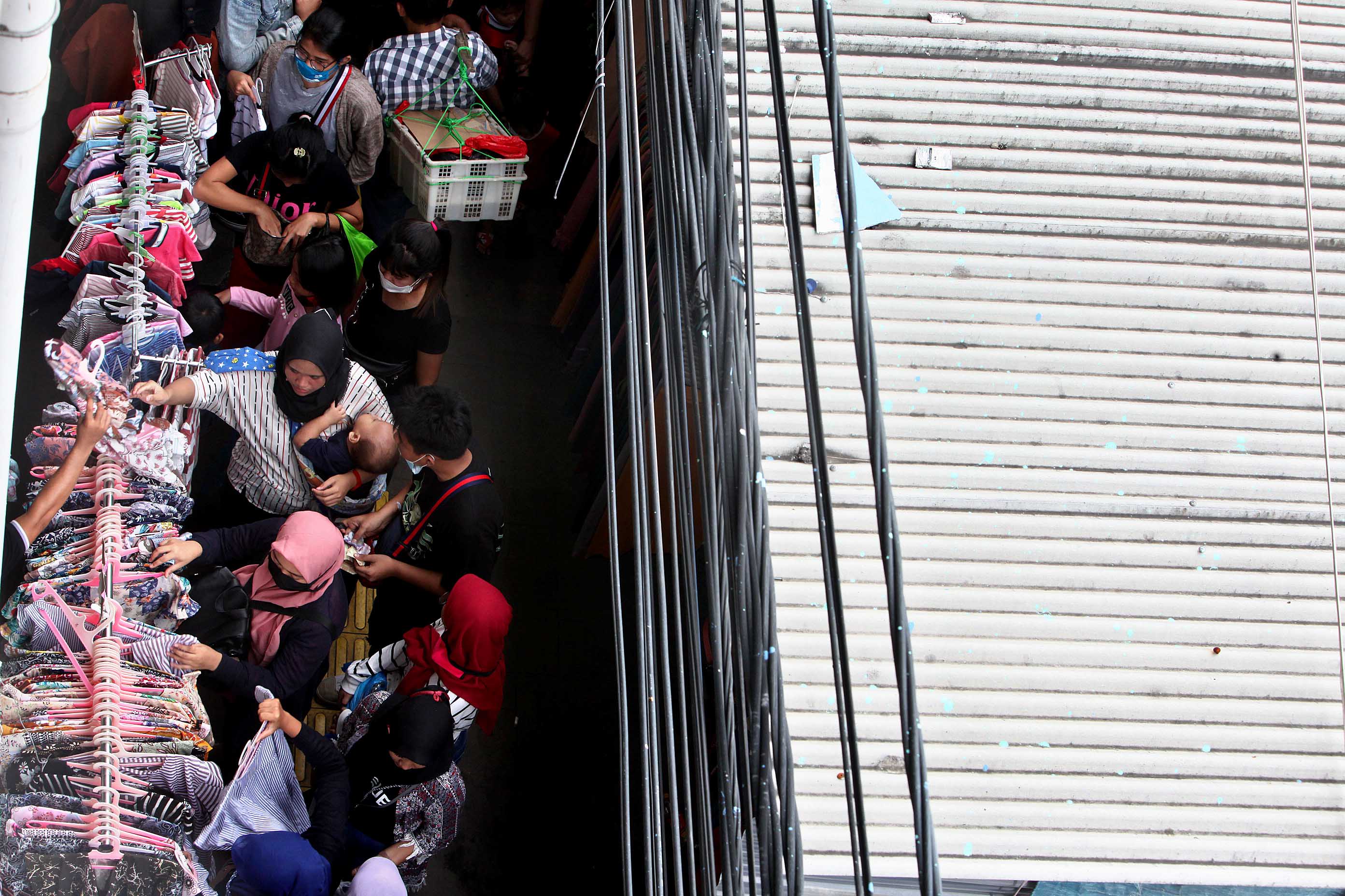 Keramaian di kawasan Jati Baru, Jakarta Pusat, Kamis (21/5)