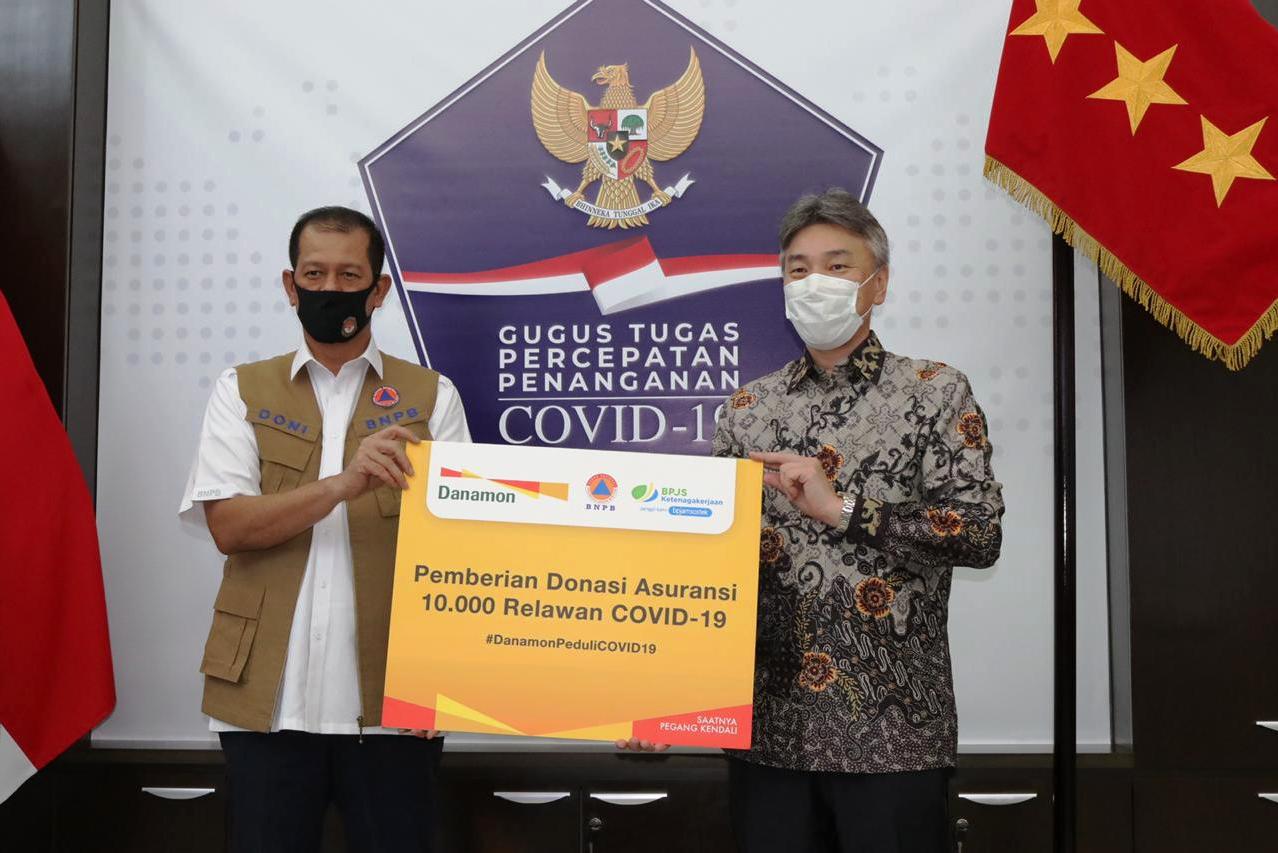 Kepala BNPB Doni Monardo (kiri) dan Direktur Utama Bank Danamon, Yasushi Itagaki.