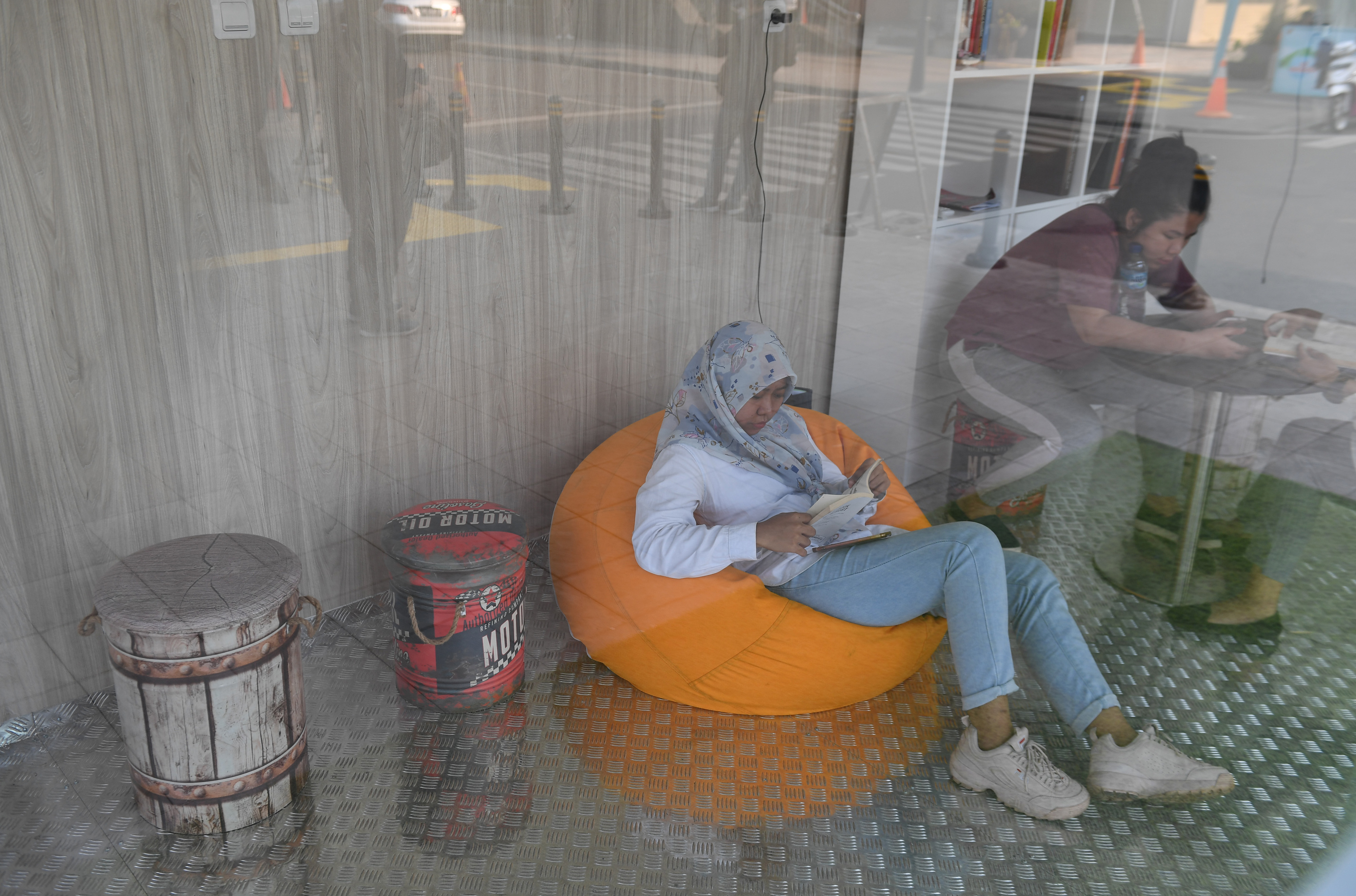 Kegiatan membaca buku  kawasan Stasiun MRT Dukuh Atas