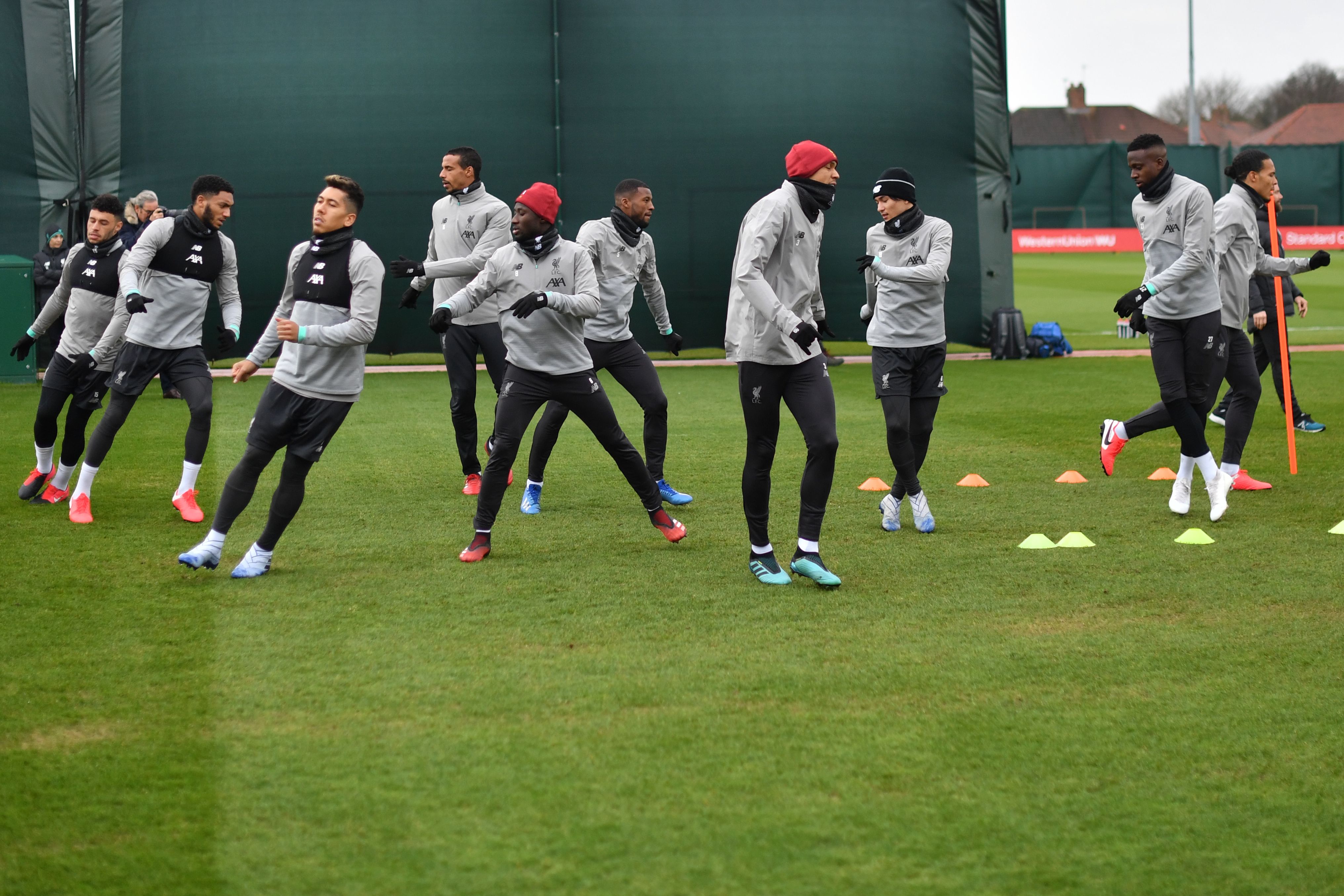 Ilustrasi--para pemain Liverpool berlatih