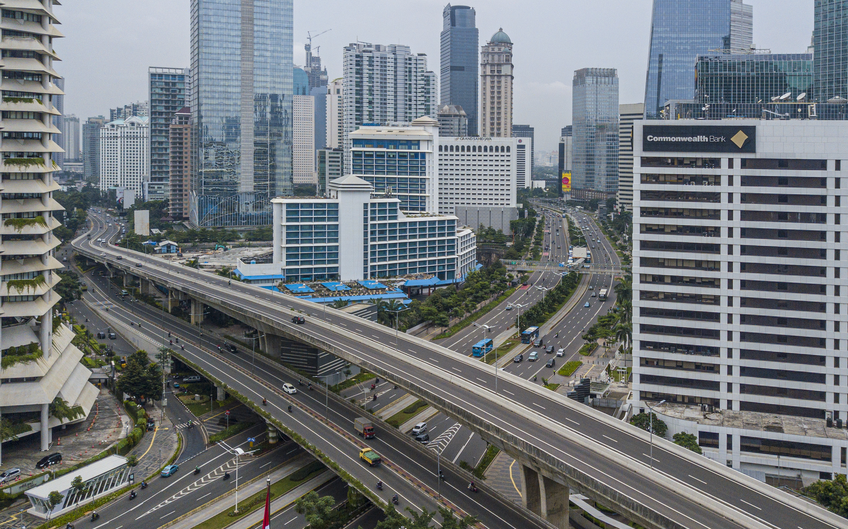  Suasana lengan di Jalan Jenderal Sudirman, Jakarta, Kamis (26/3).