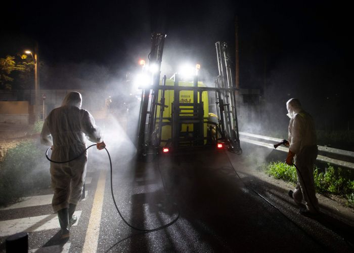 etani yang jadi relawan di Sant Jordi, pulau Balearic Mallorca memakai traktornya untuk menyemprot disinfektan pada 10 April.