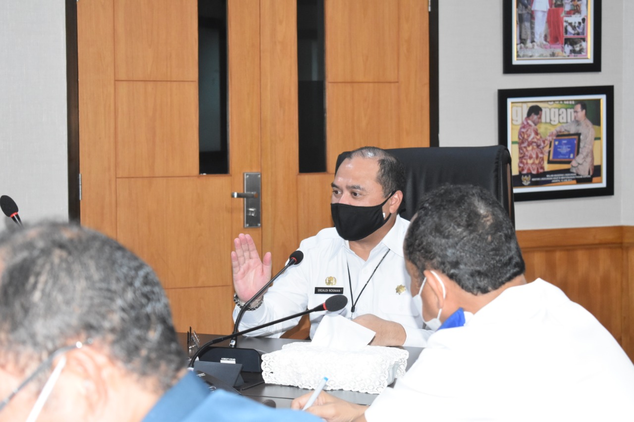Gubernur Erzaldi Rosman Djohan (tengah).