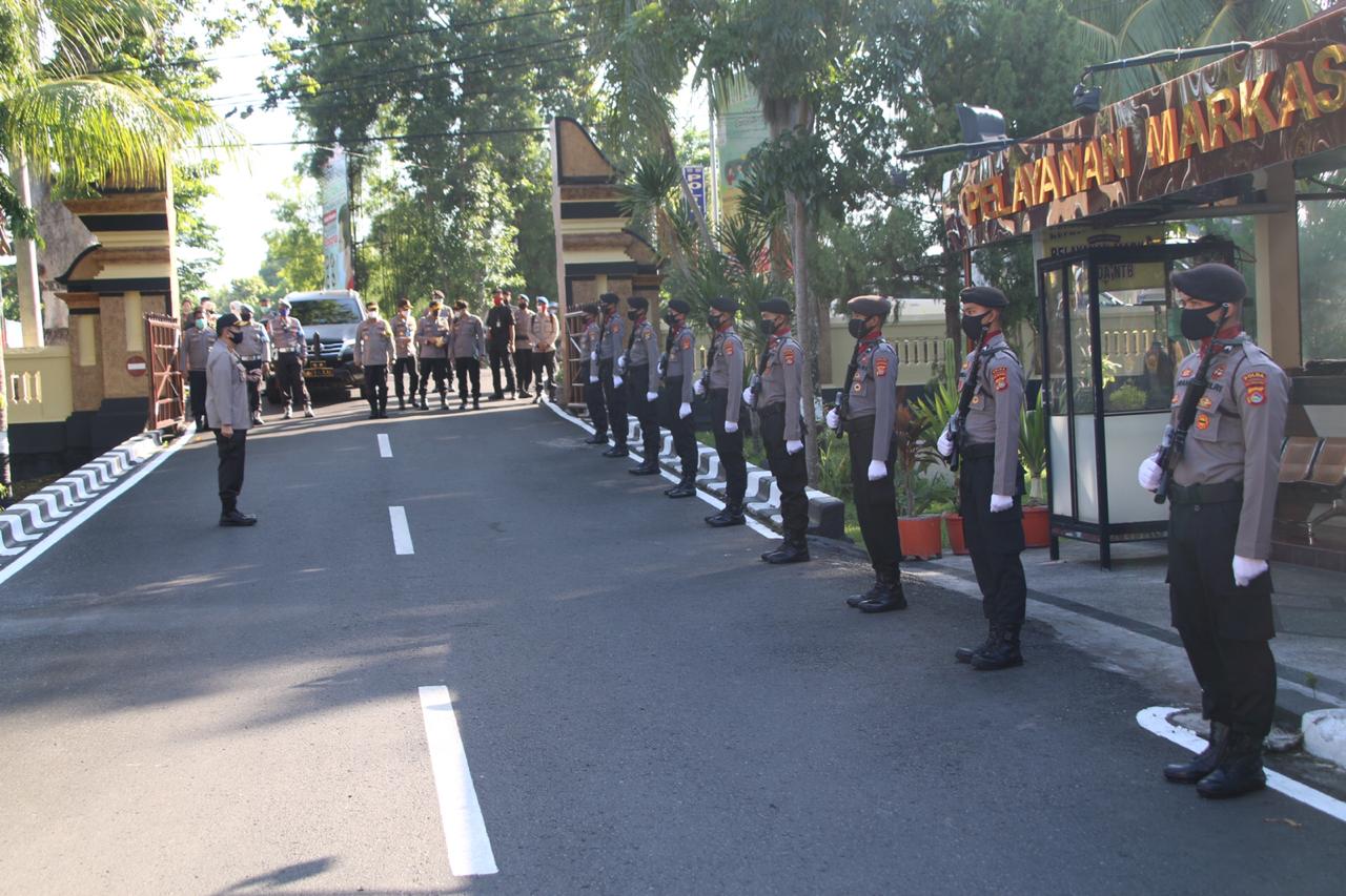 Kapolda NTB M. Iqbal melakukan inspeksi pasukan di Mapolda NTB