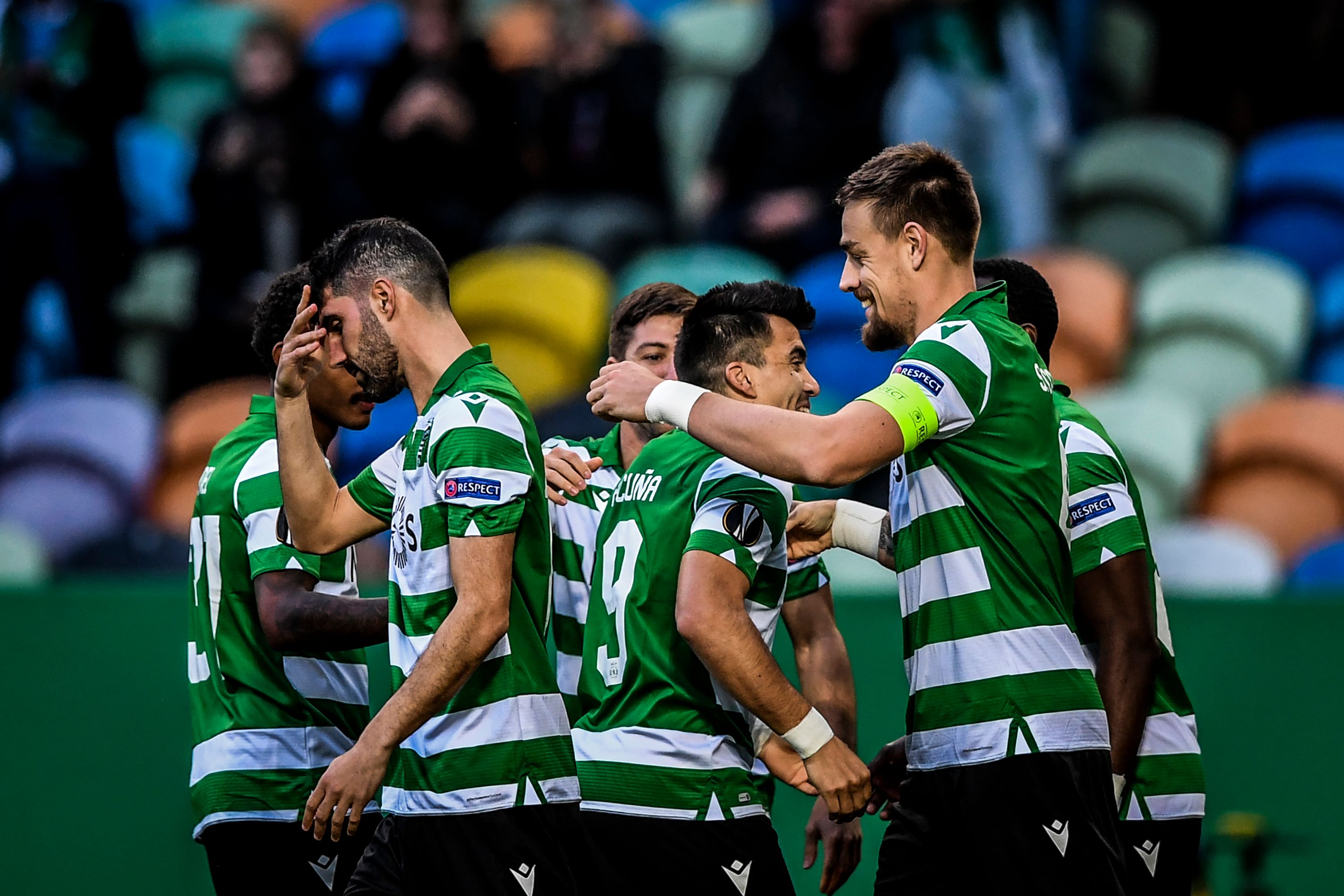 Para pemain Sporting Lisbon melakukan selebrasi usai mencetak gol ke gawang lawan.
