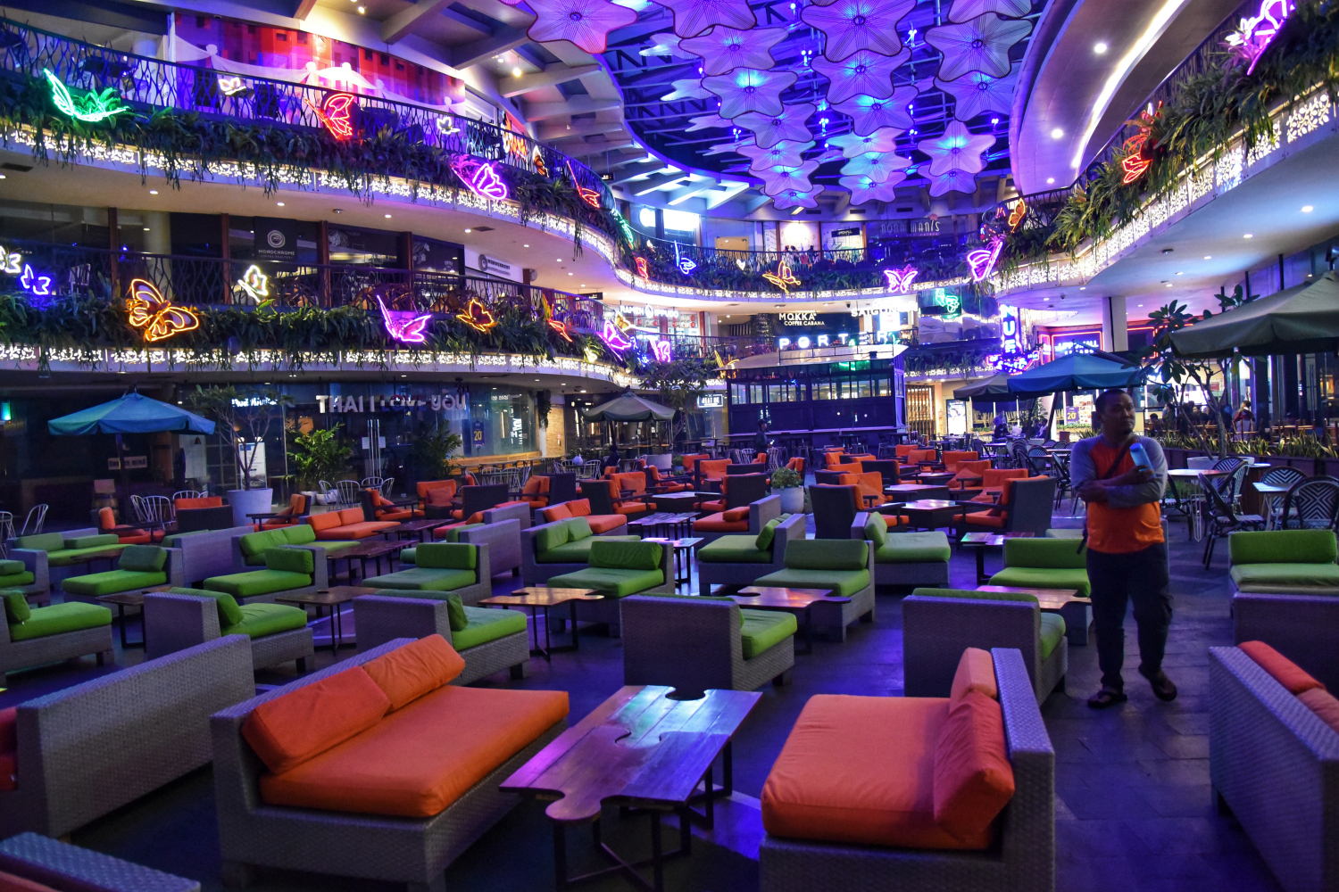 Suasana sepi di Lippo Mal Kemang, Jakarta Selatan, Selasa (24/3). Mulai 5 Juni, sejumlah mal di Jakarta akan dibuka kembali.