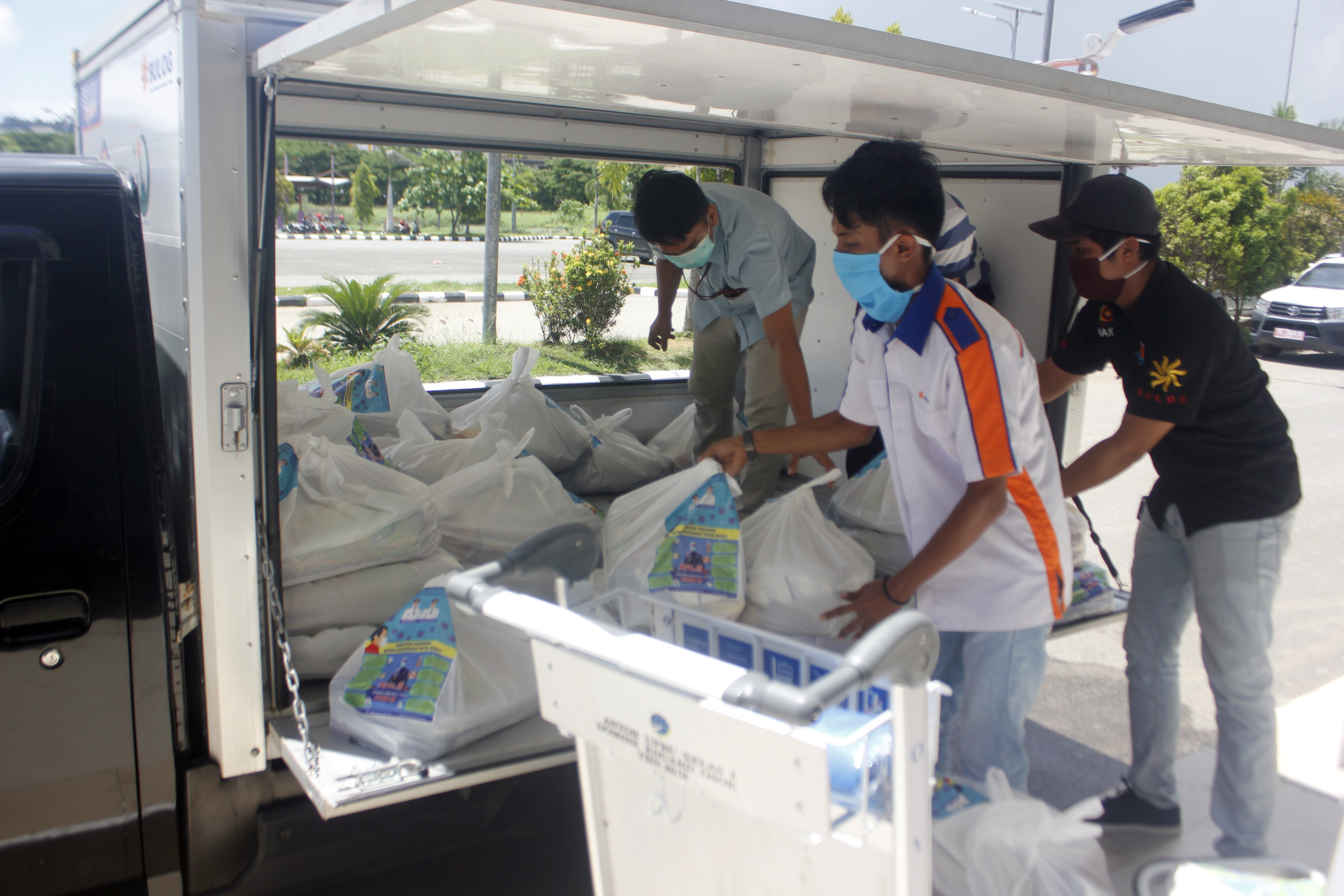 Petugas mengatur bantuan bahan makanan yang akan disalurkan kemasyarakat di Kota Sorong, Papua Barat, Sabtu (25/4).