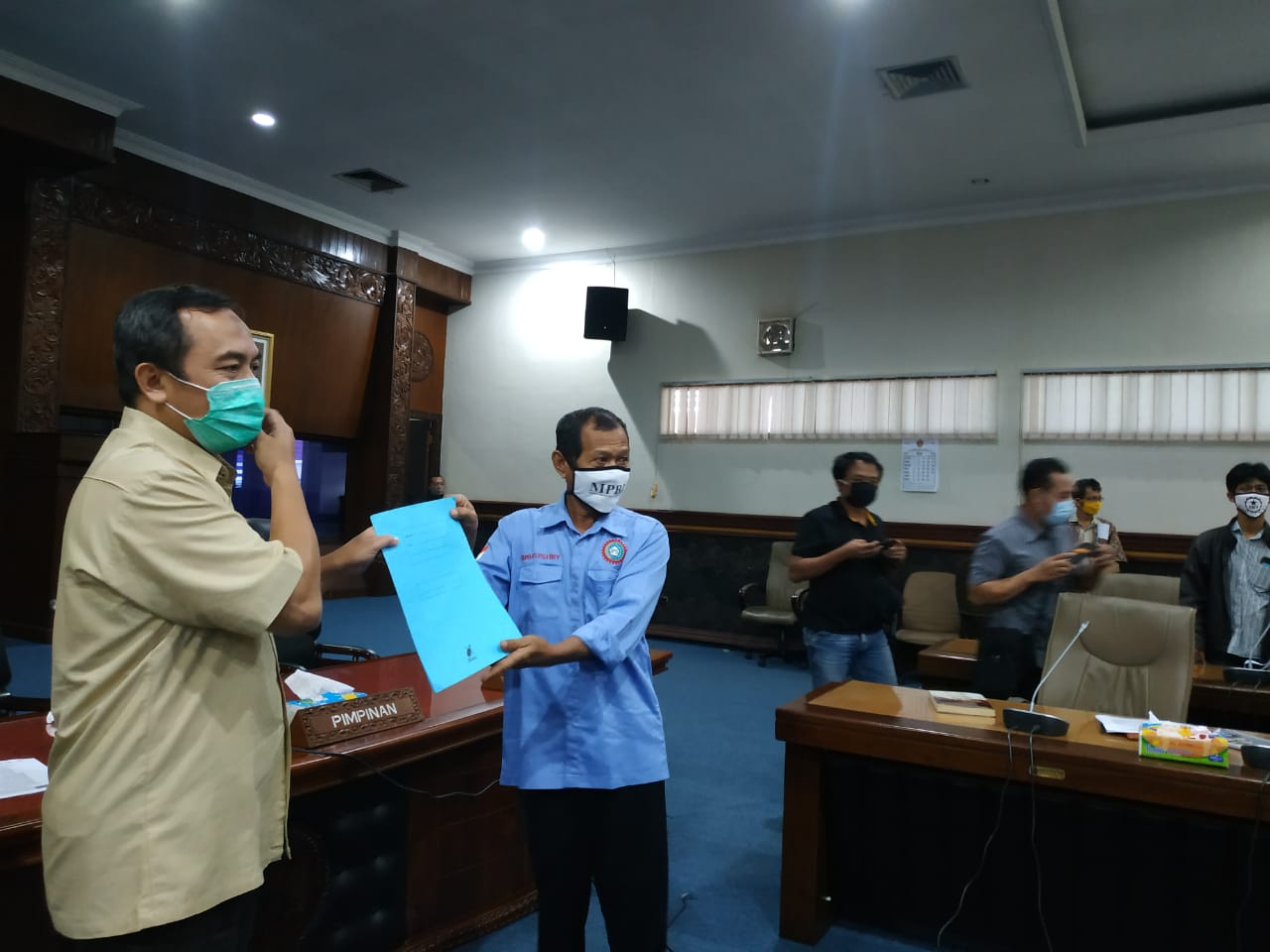 Wakil Ketua DPRD DIY Huda Tri Yudiana (kiri) saat menerima audiensi buru.