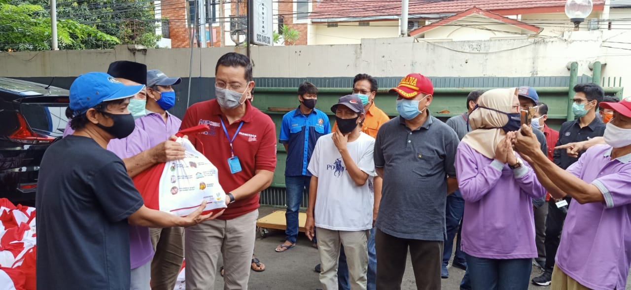 Mensos Juliari P Batubara menyerahkan bansos kepada masyarakat terdampak covid-19