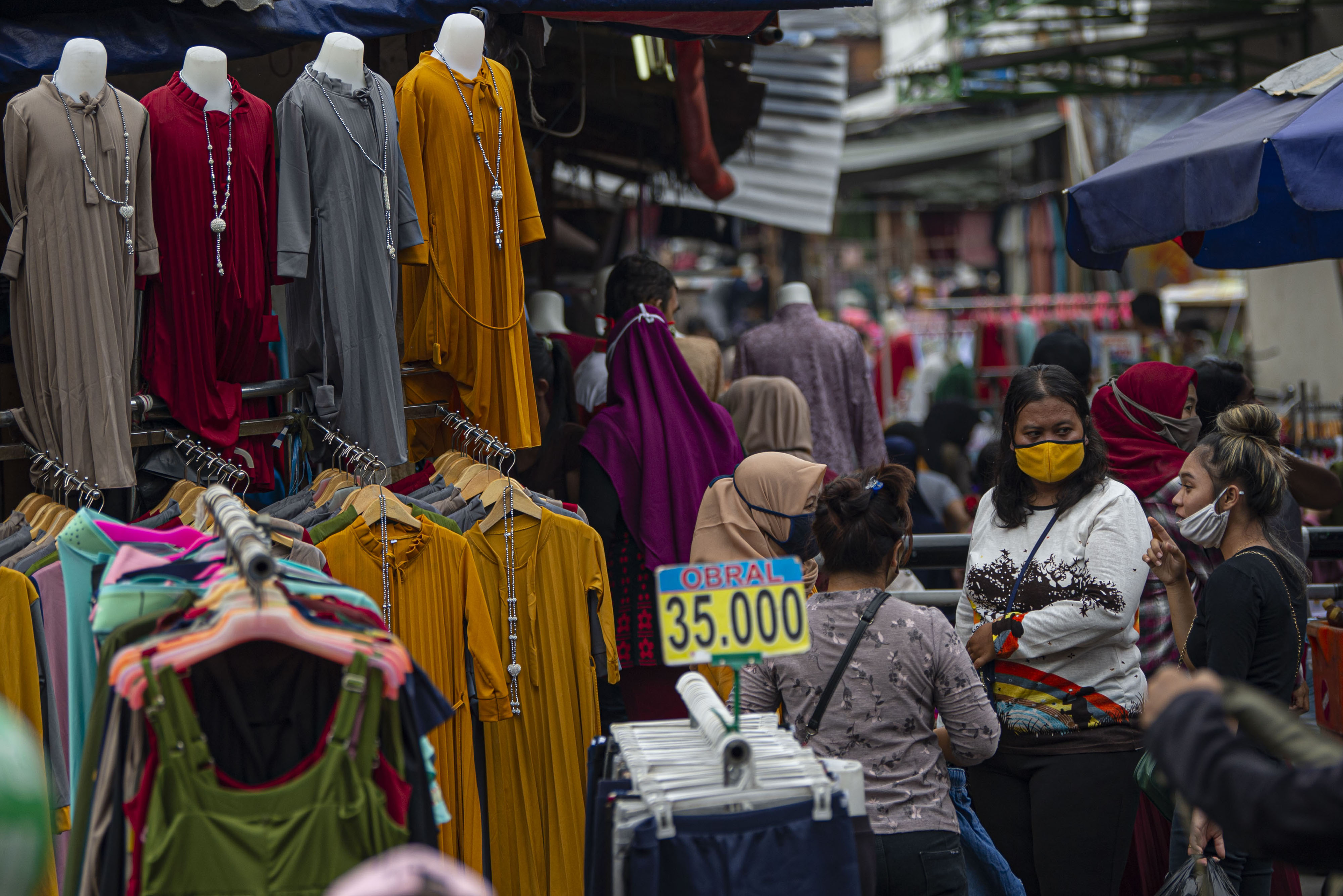 Warga berbelanja pakaian di pedagang kaki lima kawasan Tanah Abang, Jakarta.