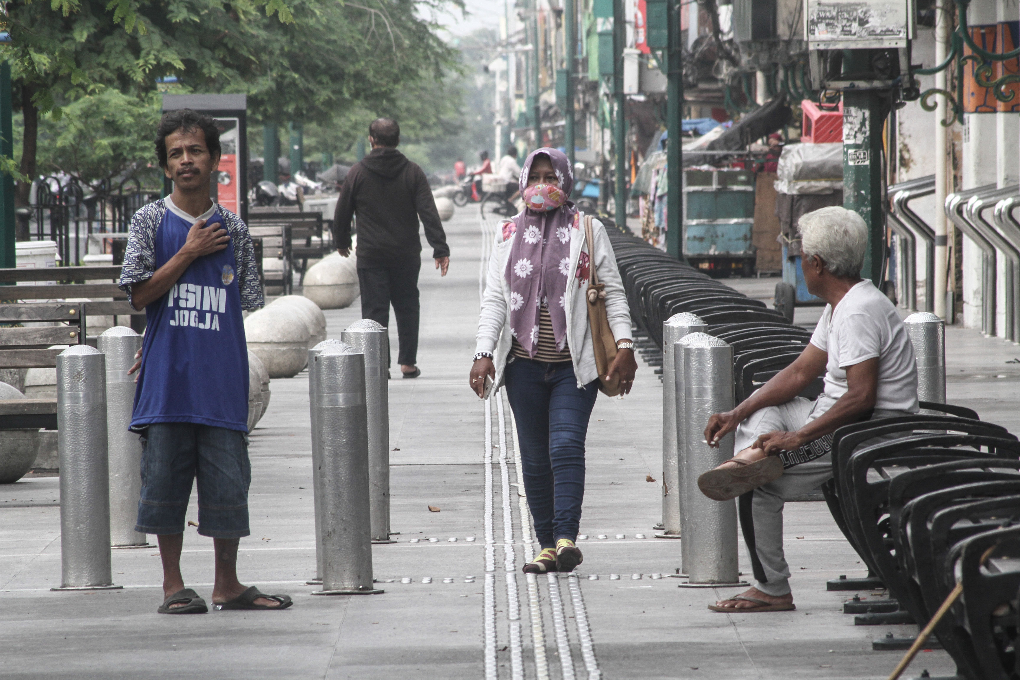 Ilustrasi: Warga beraktivitas di kawasan Malioboro, DI Yogyakarta, Selasa (21/4/2020). 