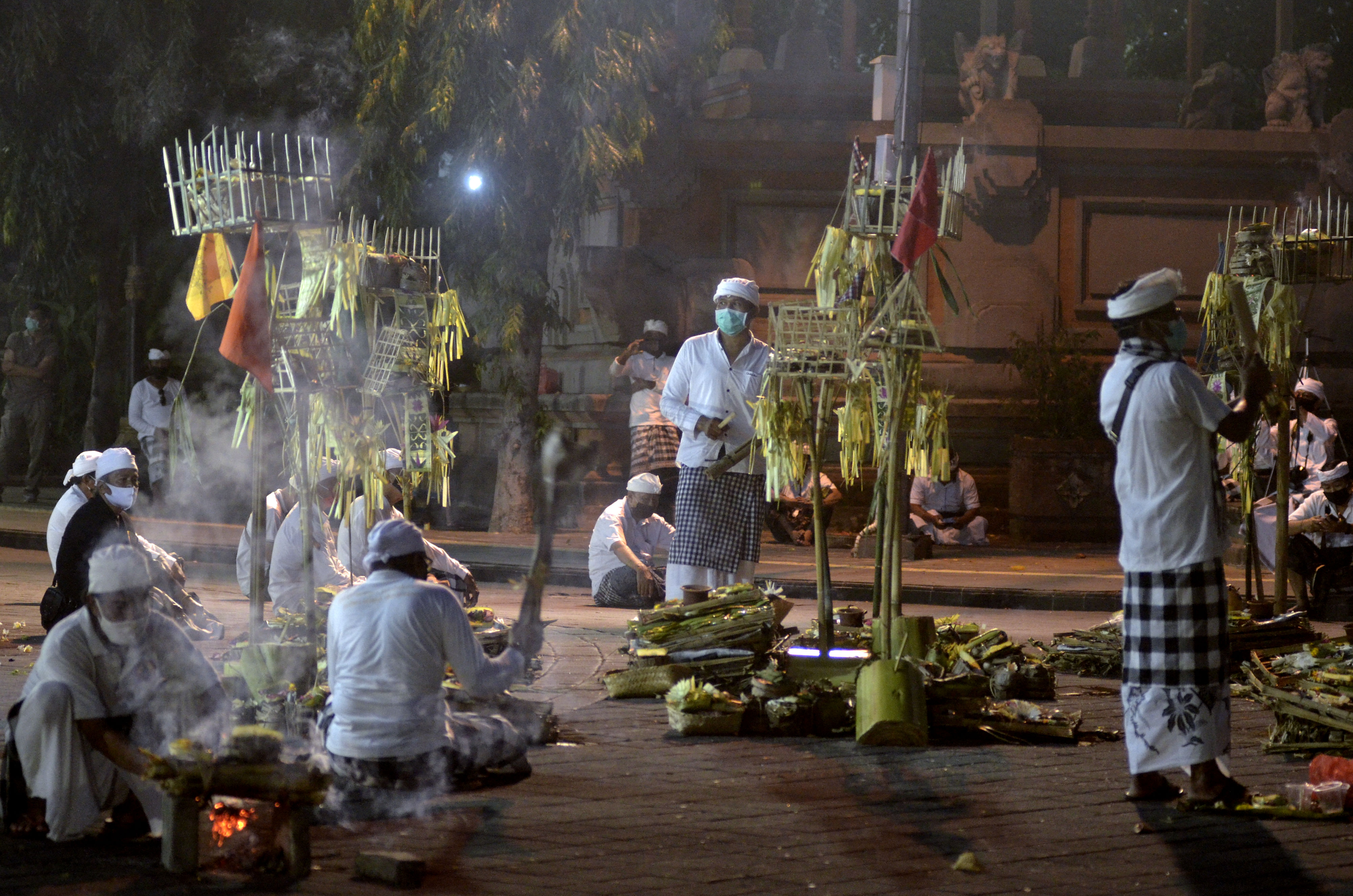 Sejumlah umat Hindu mengikuti ritual upacara Caru Antha Septa di kawasan Catur Muka, Denpasar, Bali.