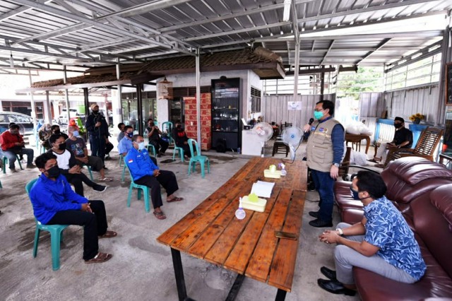 Anggota Komisi VI DPR RI Herman Khaeron berdialog dengan para petani sebelum membagikan sembako di dapilnya di Cirebon dan Indramayu, Sabtu.