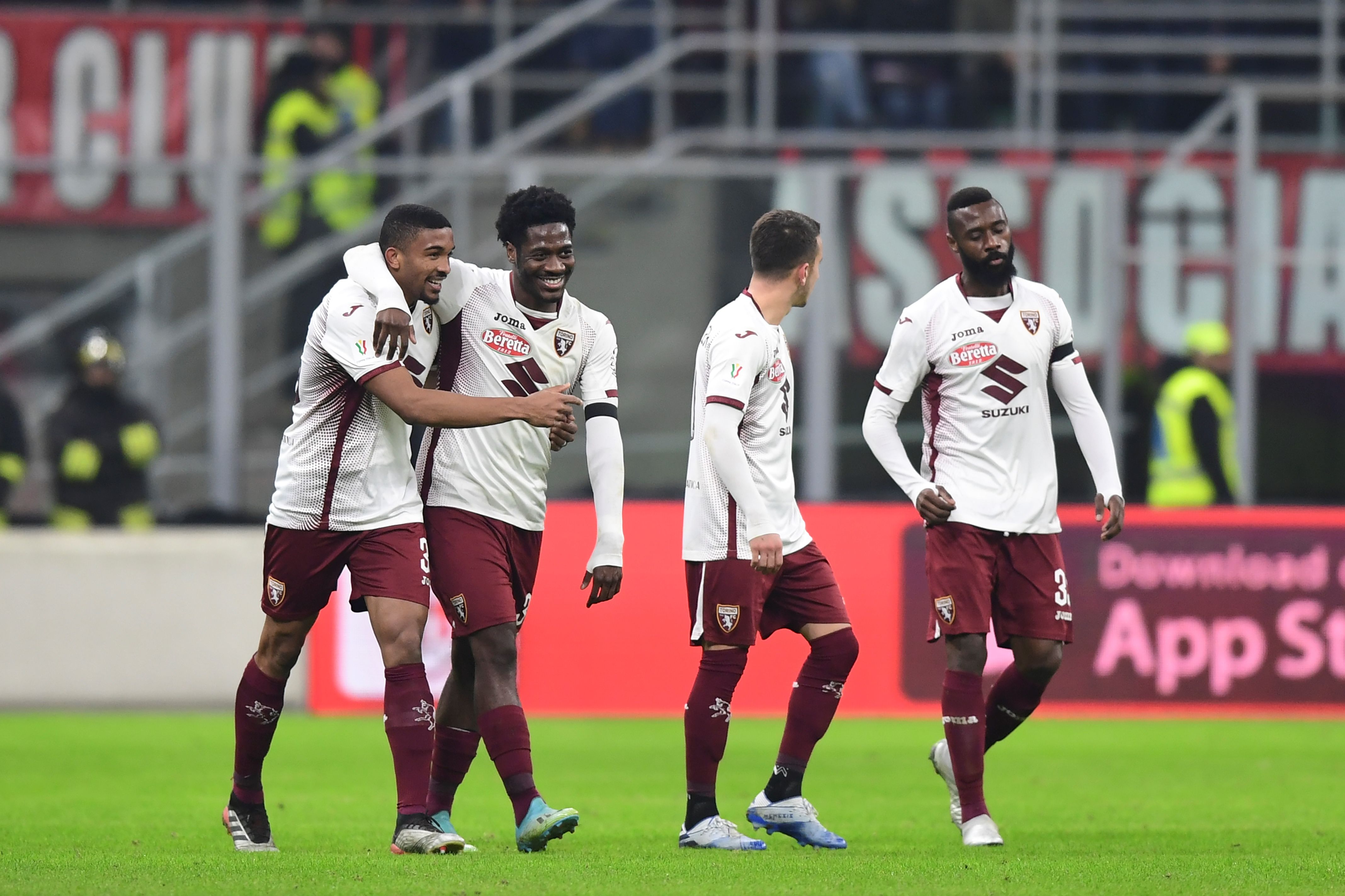 Para pemain Torino melakukan selebrasi usai mencetak gol ke gawang lawan.