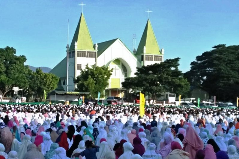Warga muslim di Sikka biasanya menggunakan Lapangan Kota Baru sebagai tempat ibadat salat id. 